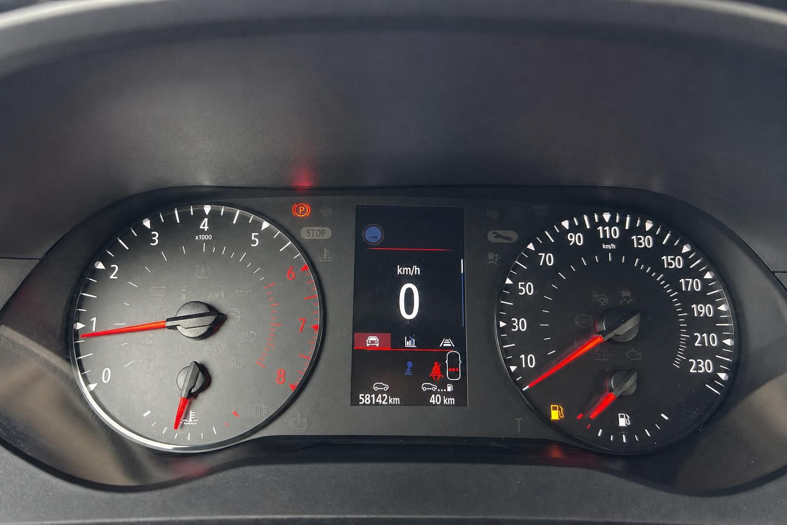 Fahrzeug Armaturenbrett mit Drehzahlmesser und Tachometer zeigt 0 km/h und 58142 km Kilometerstand