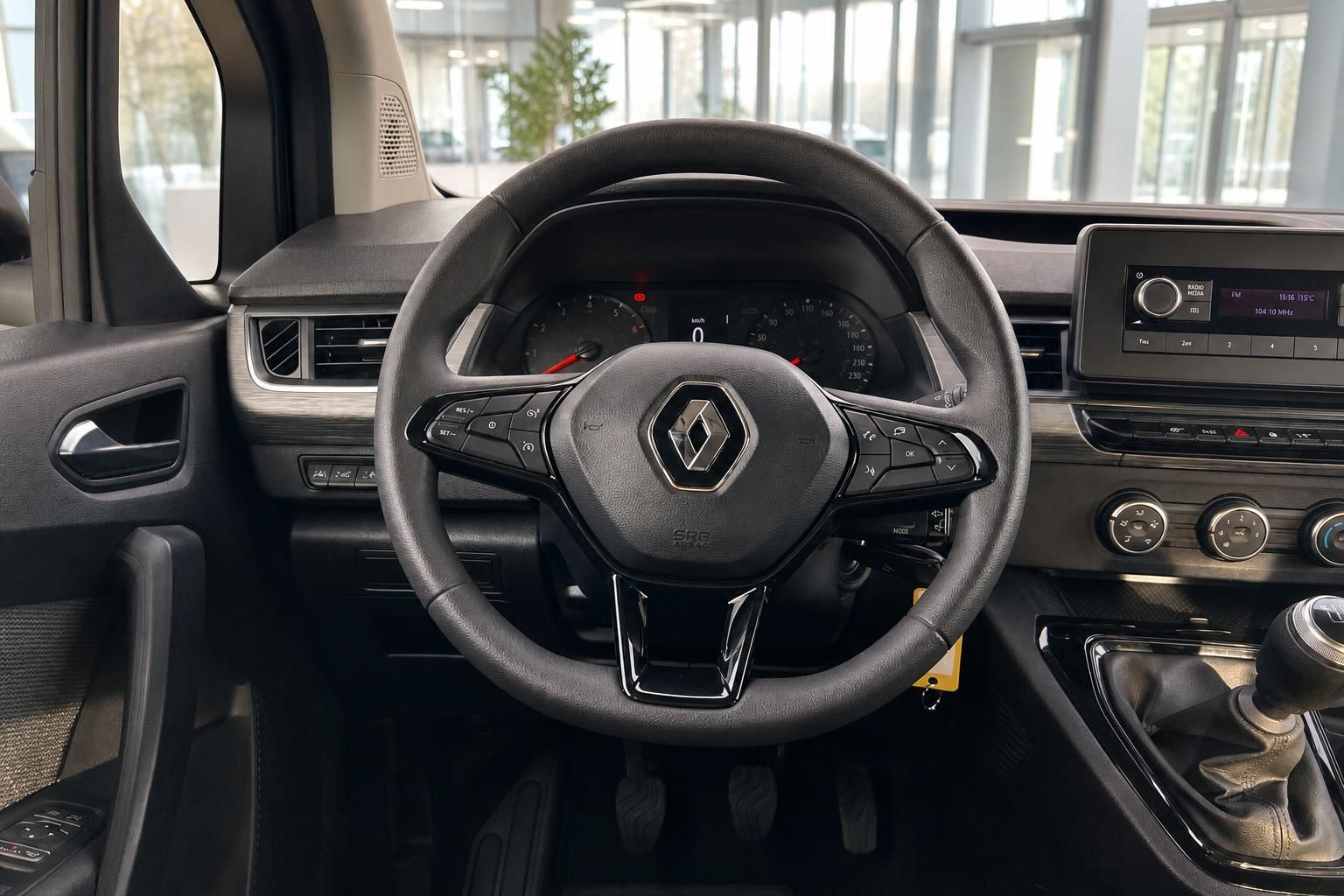 Renault Innenraum mit schwarzem Lenkrad, Armaturenbrett und Infotainment-Display
