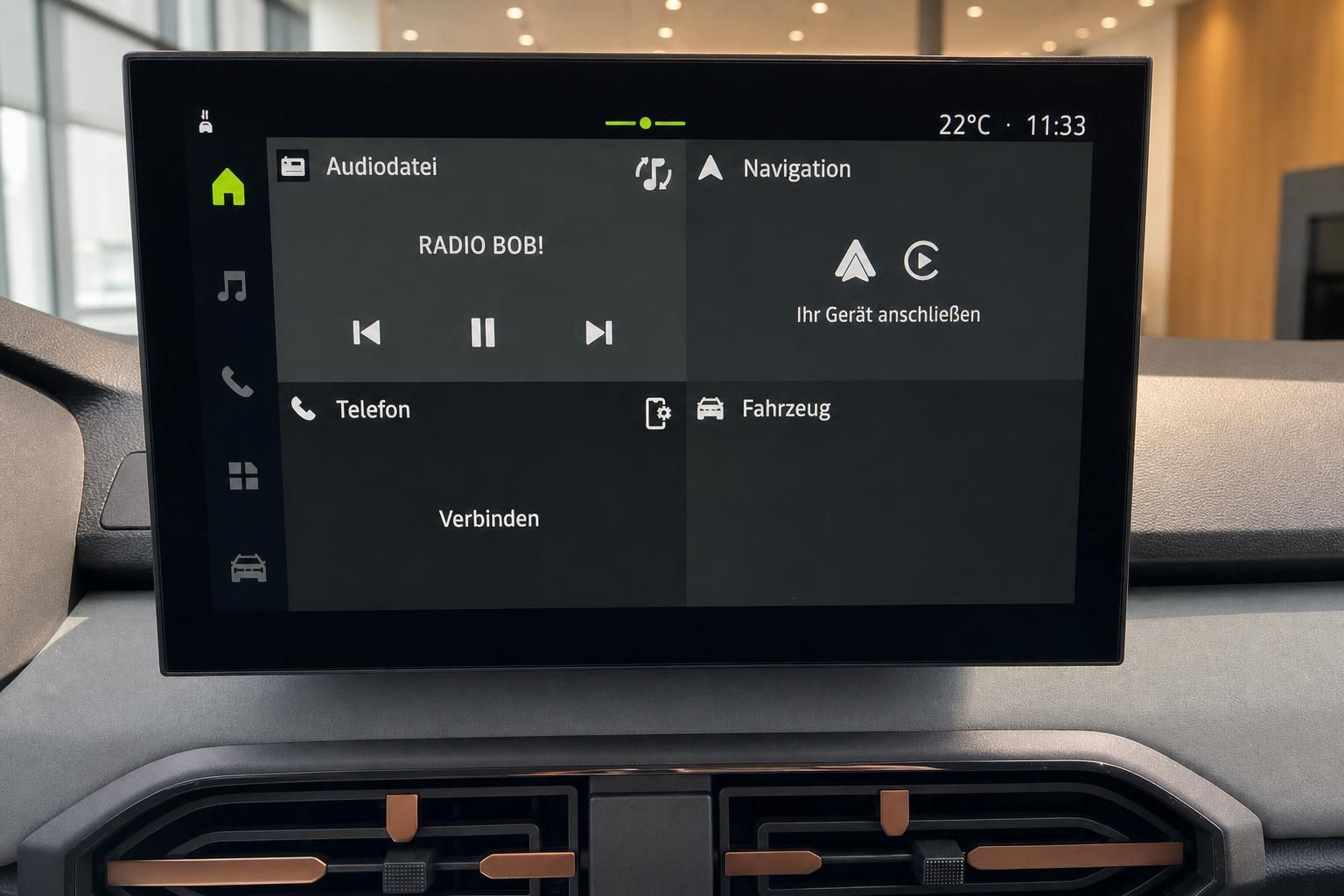 Infotainment Display Touchscreen mit Navigation und Audiofunktionen im Fahrzeug