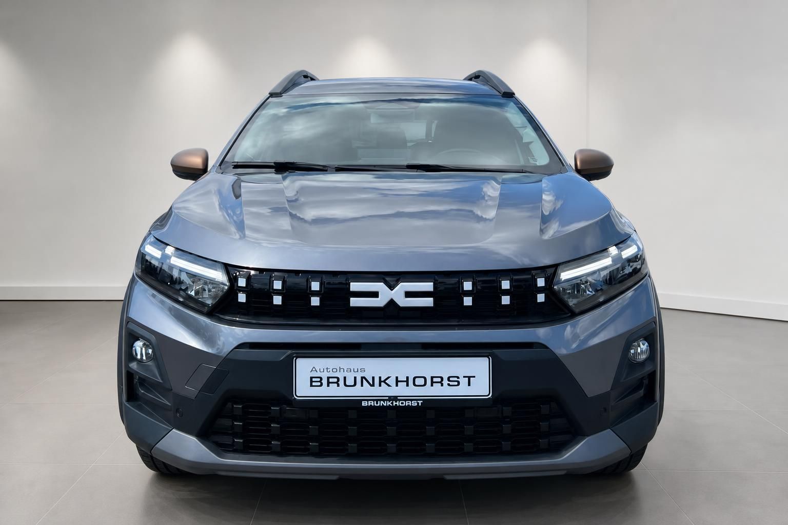 Dacia Jogger Frontansicht in Grau mit modernem Design und LED-Scheinwerfern