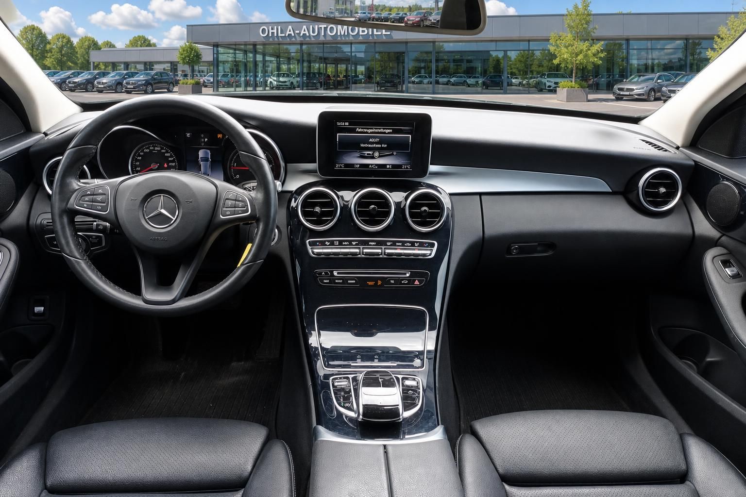 Mercedes-Benz C-Klasse Cockpit mit Lenkrad und Multimedia-Display