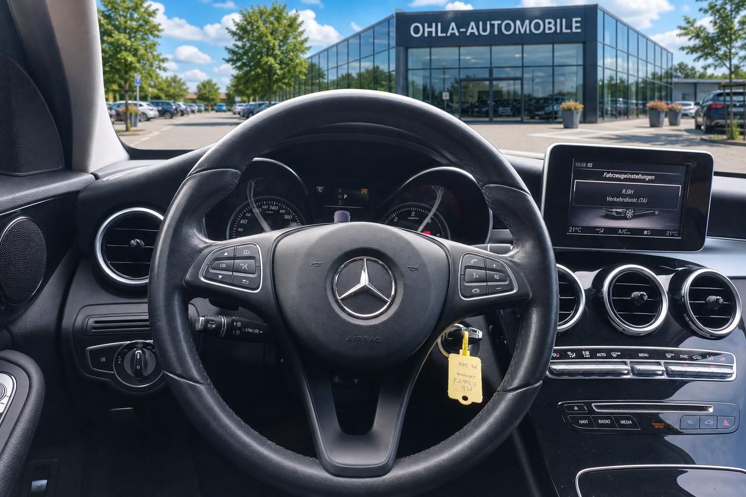 Mercedes-Benz Lenkrad und Cockpit mit Multimedia-Display beim Autohaus