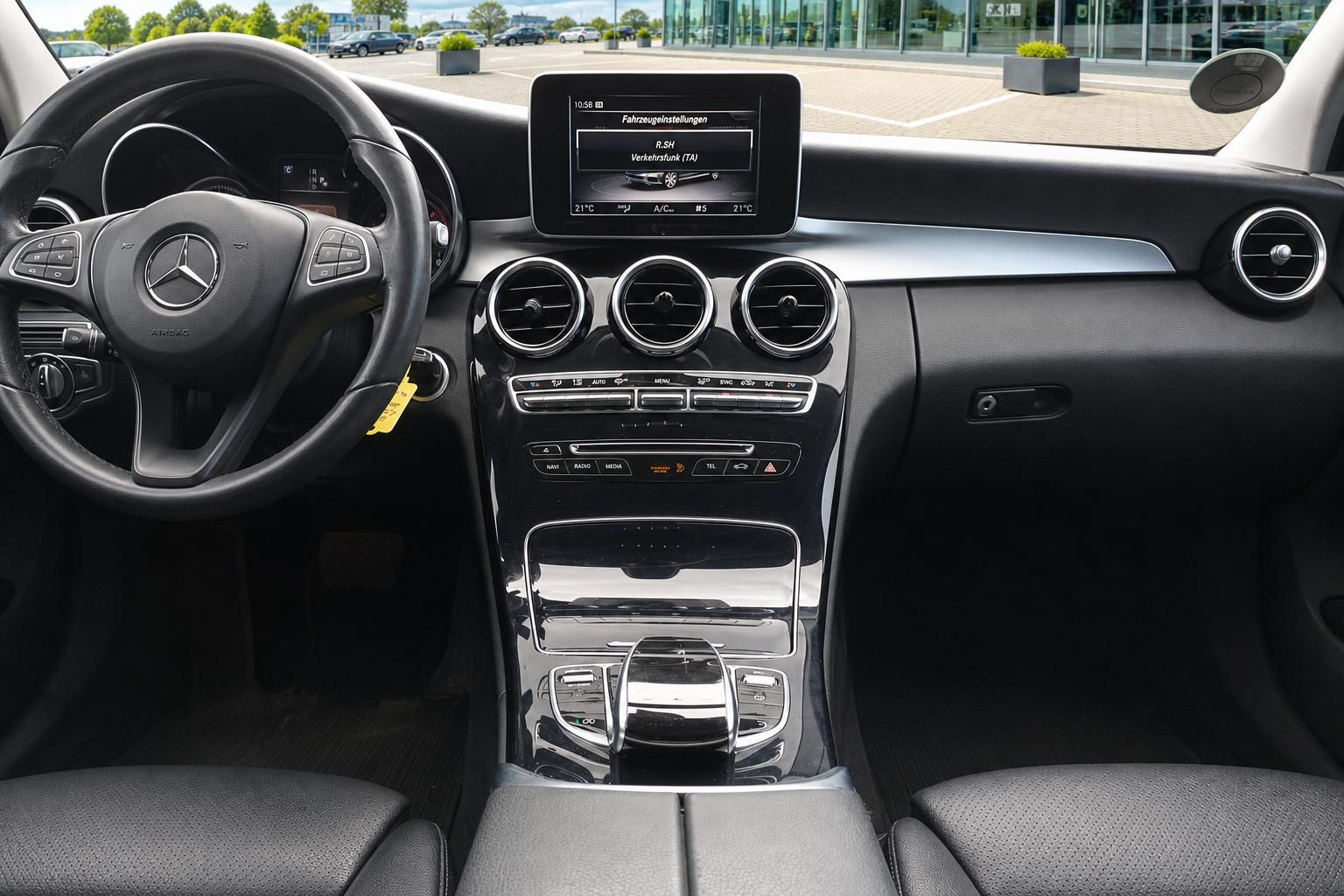Mercedes-Benz Innenraum mit Cockpit, Mittelkonsole und Lenkrad