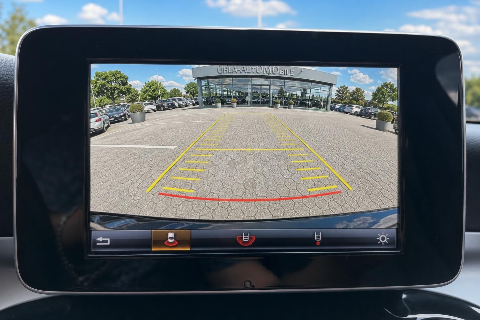 Mercedes-Benz Rückfahrkamera mit Einparkhilfe-Anzeige im Display