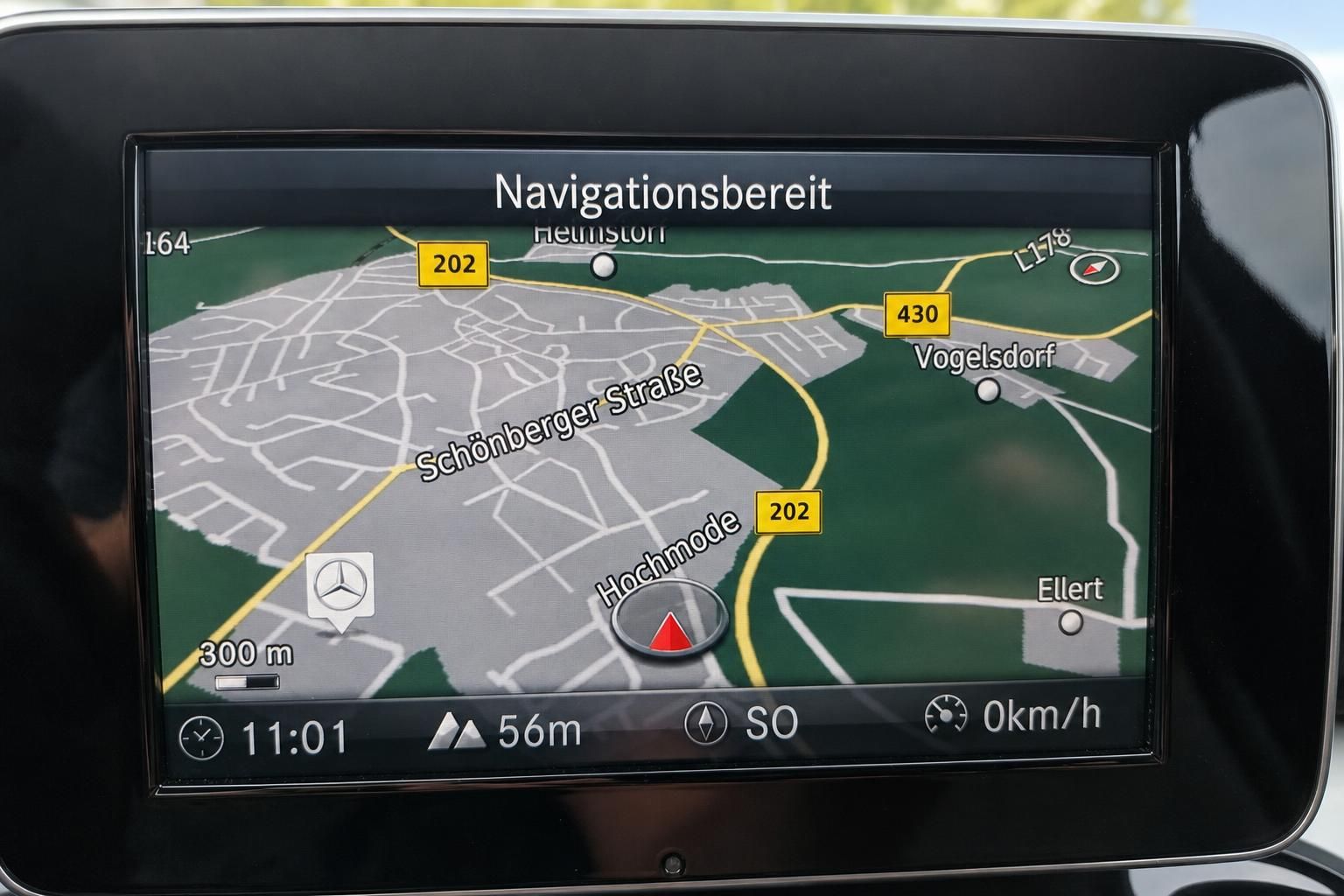 Navigationssystem Mercedes-Benz mit Kartenansicht im Display