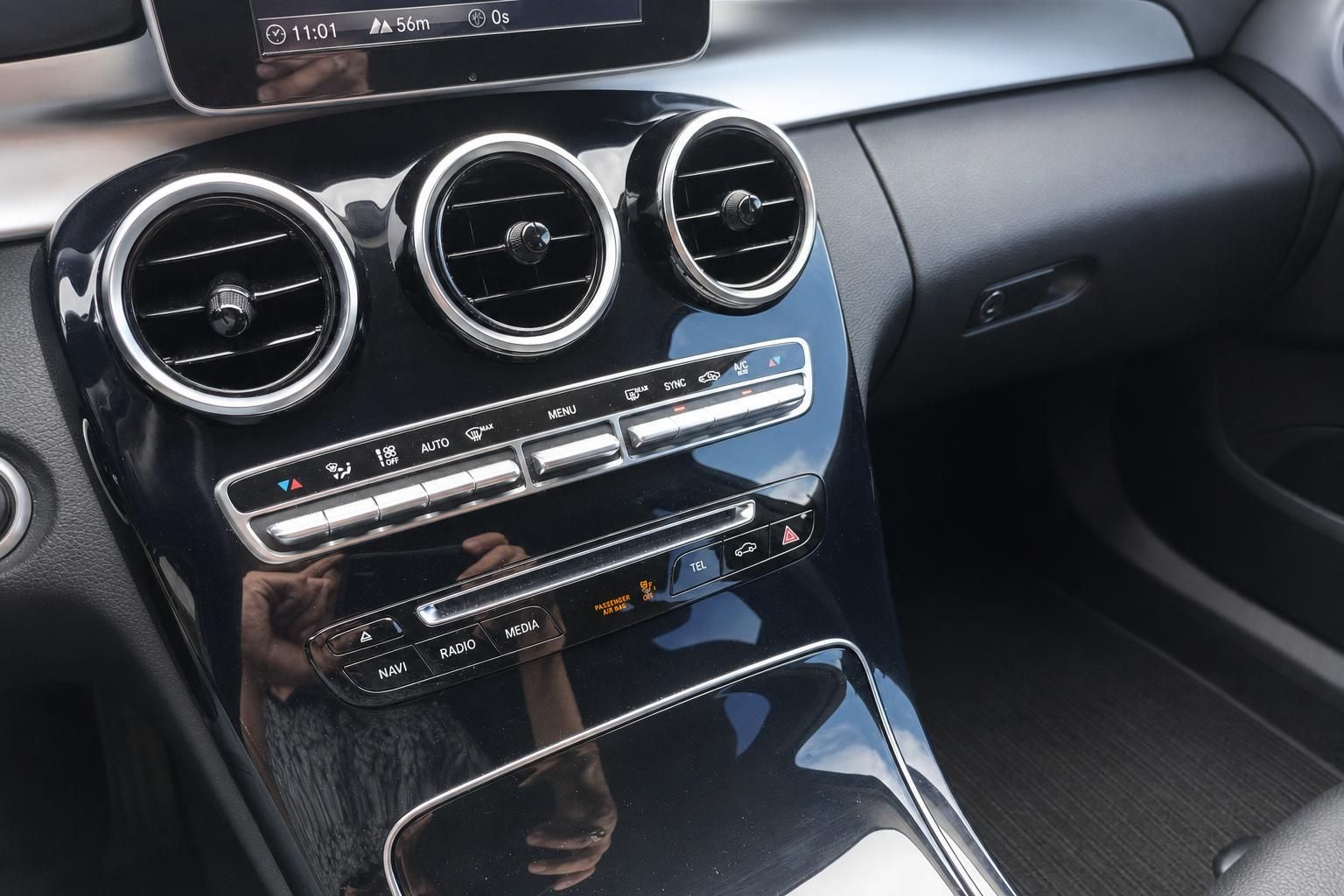 Mercedes-Benz Mittelkonsole mit Lüftungsdüsen und Bedienelementen