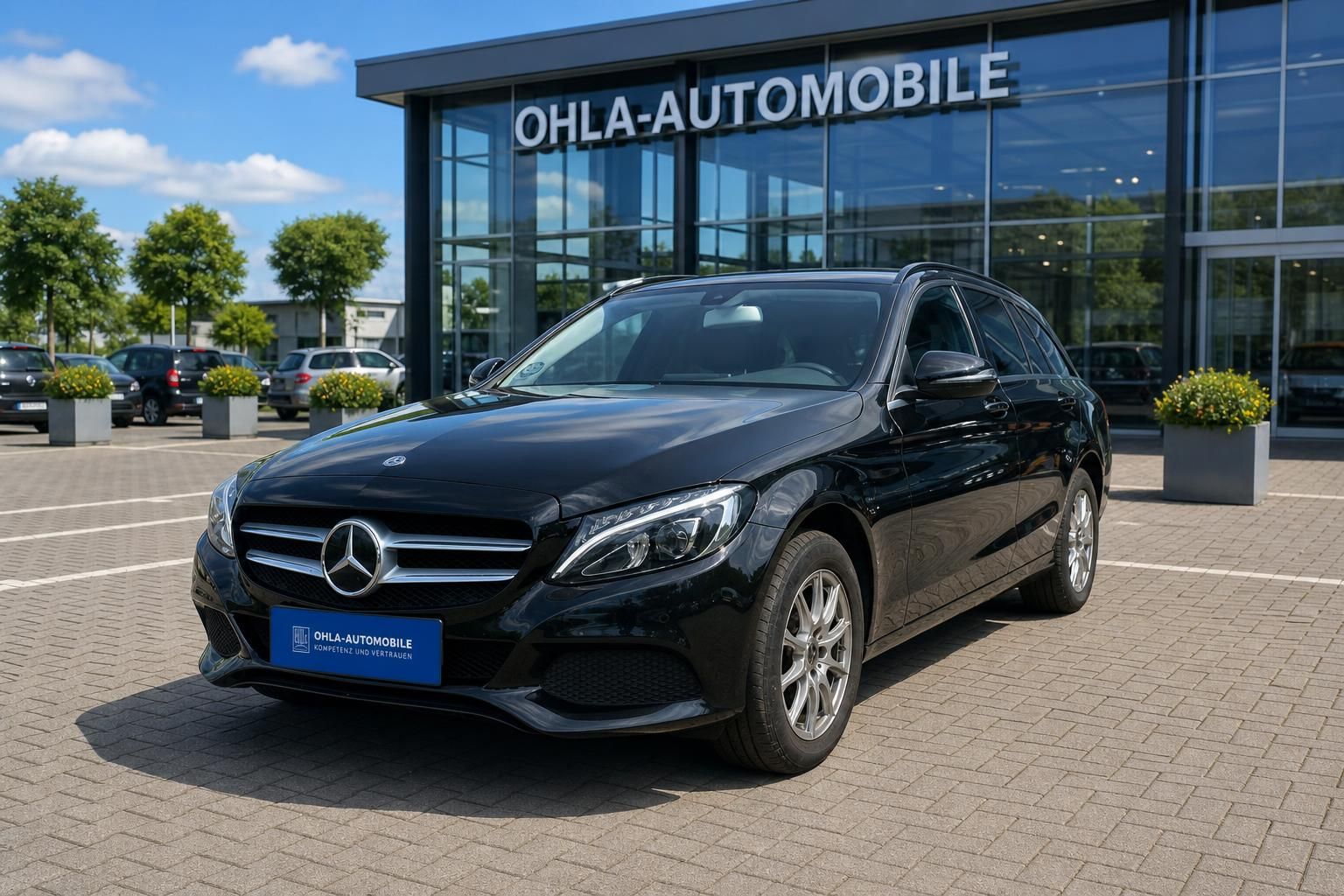 Mercedes-Benz C-Klasse Kombi schwarz Frontansicht auf Hof des Autohauses