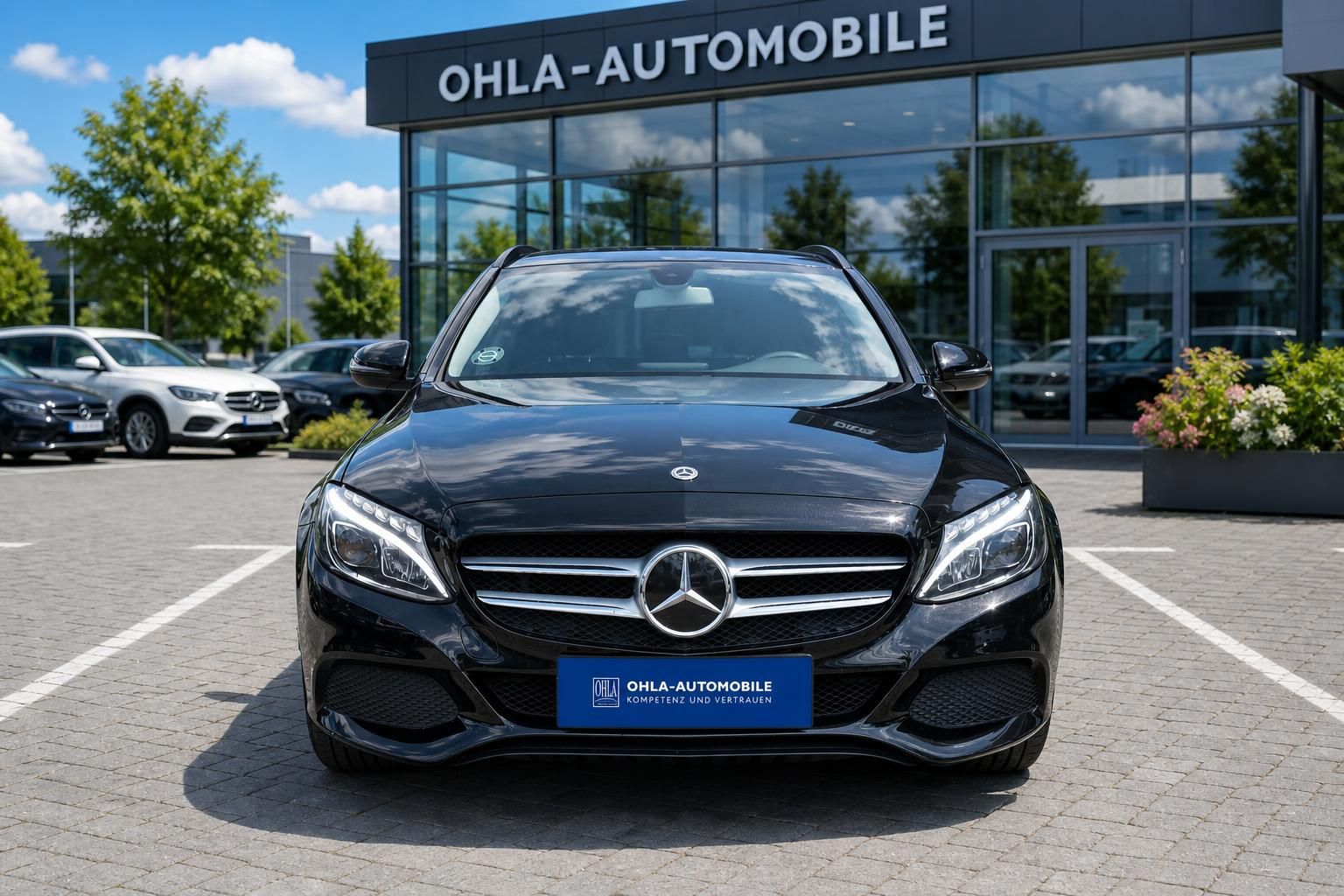 Mercedes-Benz C-Klasse T-Modell schwarz Frontansicht mit LED-Scheinwerfern