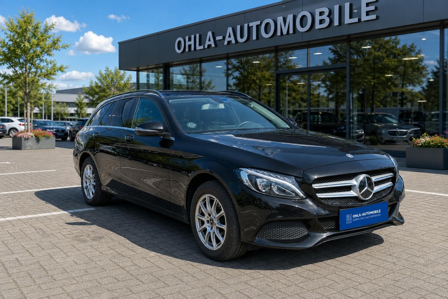 Mercedes-Benz C-Klasse Kombi schwarz Frontansicht vor Autohaus OHLA