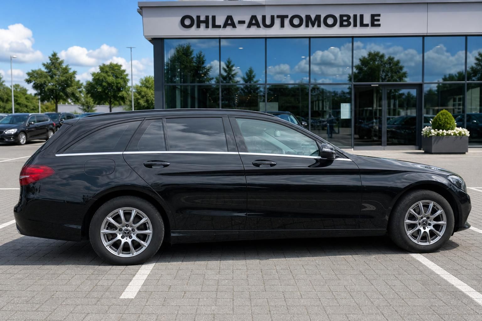 Mercedes-Benz C-Klasse T-Modell schwarz Seitenansicht bei OHLA-Automobile