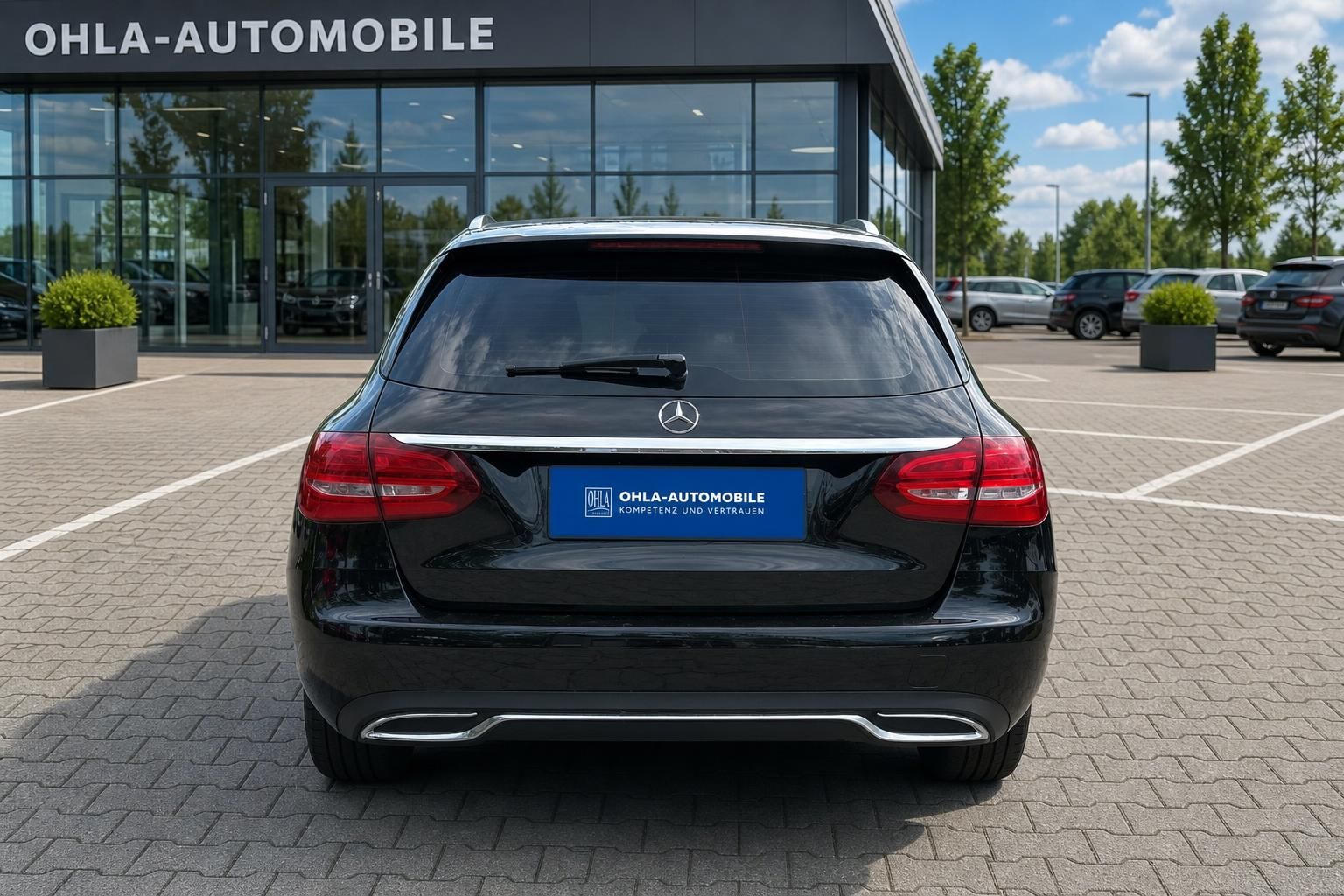 Mercedes-Benz C-Klasse T-Modell schwarz Heckansicht mit Kennzeichenhalter