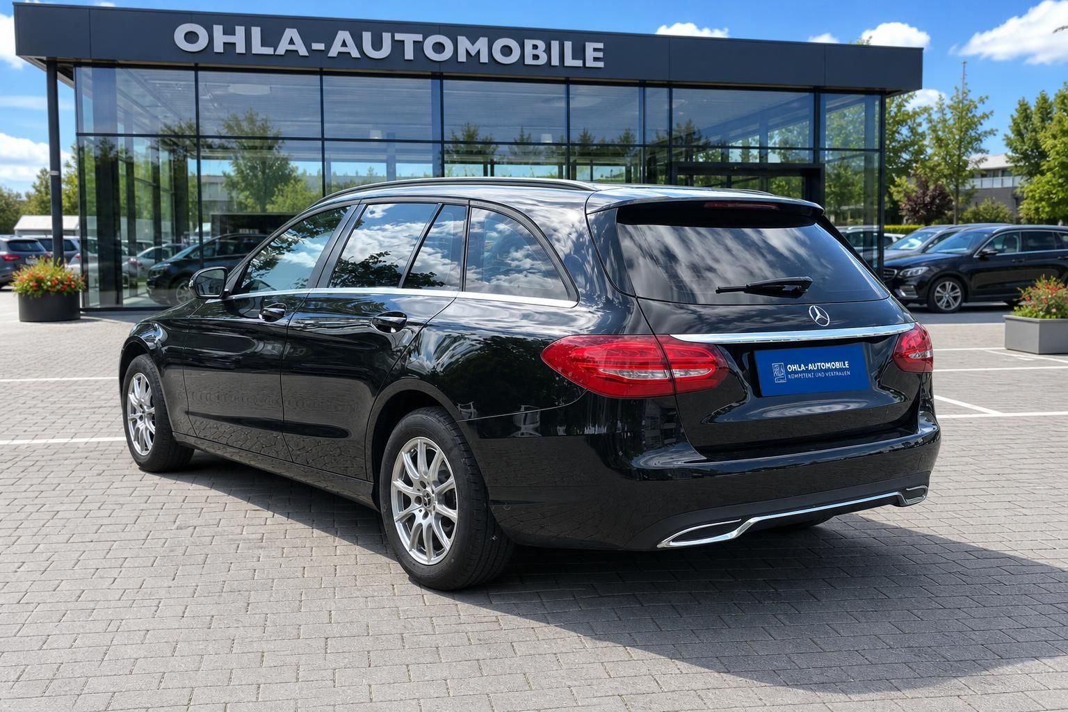 Mercedes-Benz C-Klasse T-Modell schwarz Heckansicht seitlich beim Autohaus