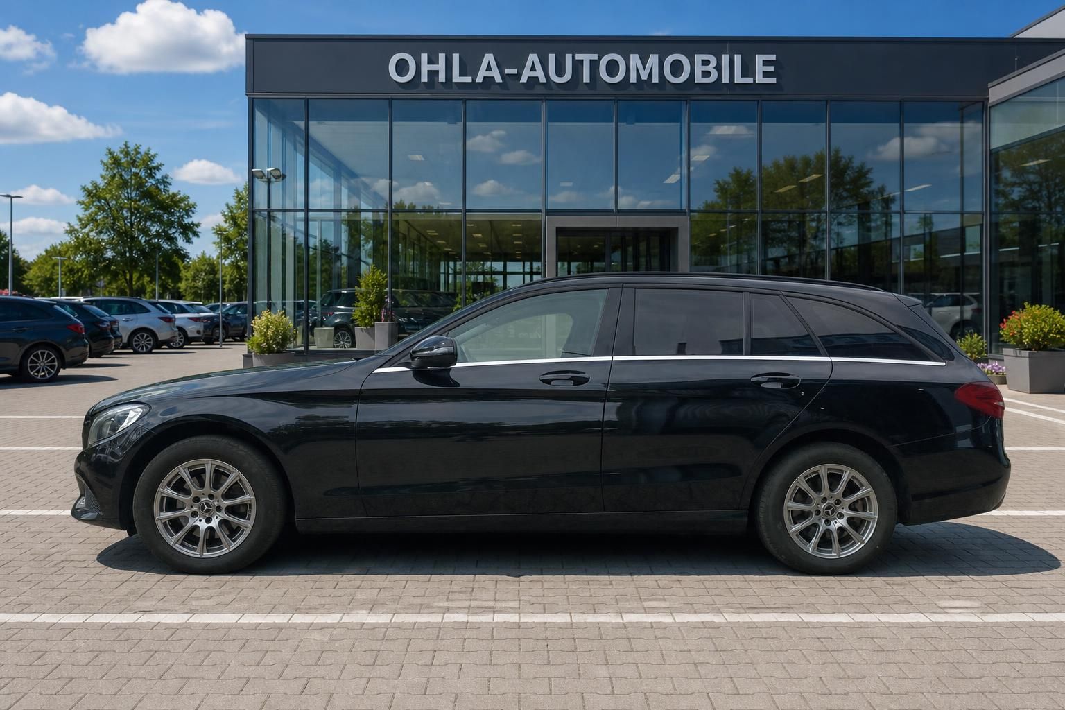 Mercedes-Benz C-Klasse Kombi schwarz Seitenansicht vor Autohaus Ohla
