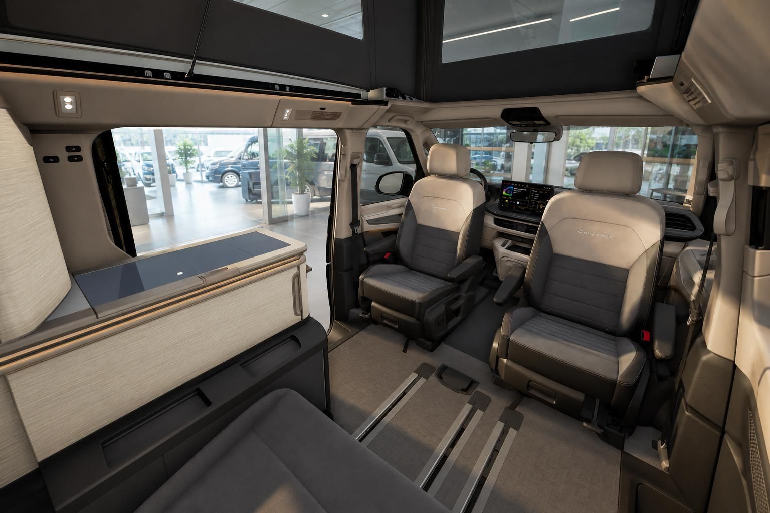 VW California Innenraum mit Blick auf Sitze, Cockpit und Küchenzeile