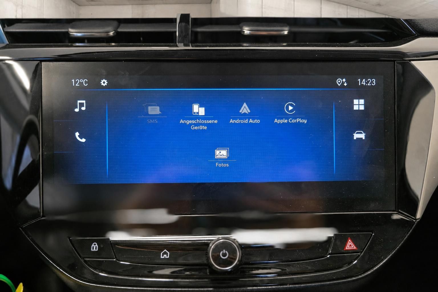 Infotainment Touchscreen mit Apple CarPlay und Android Auto Anzeige