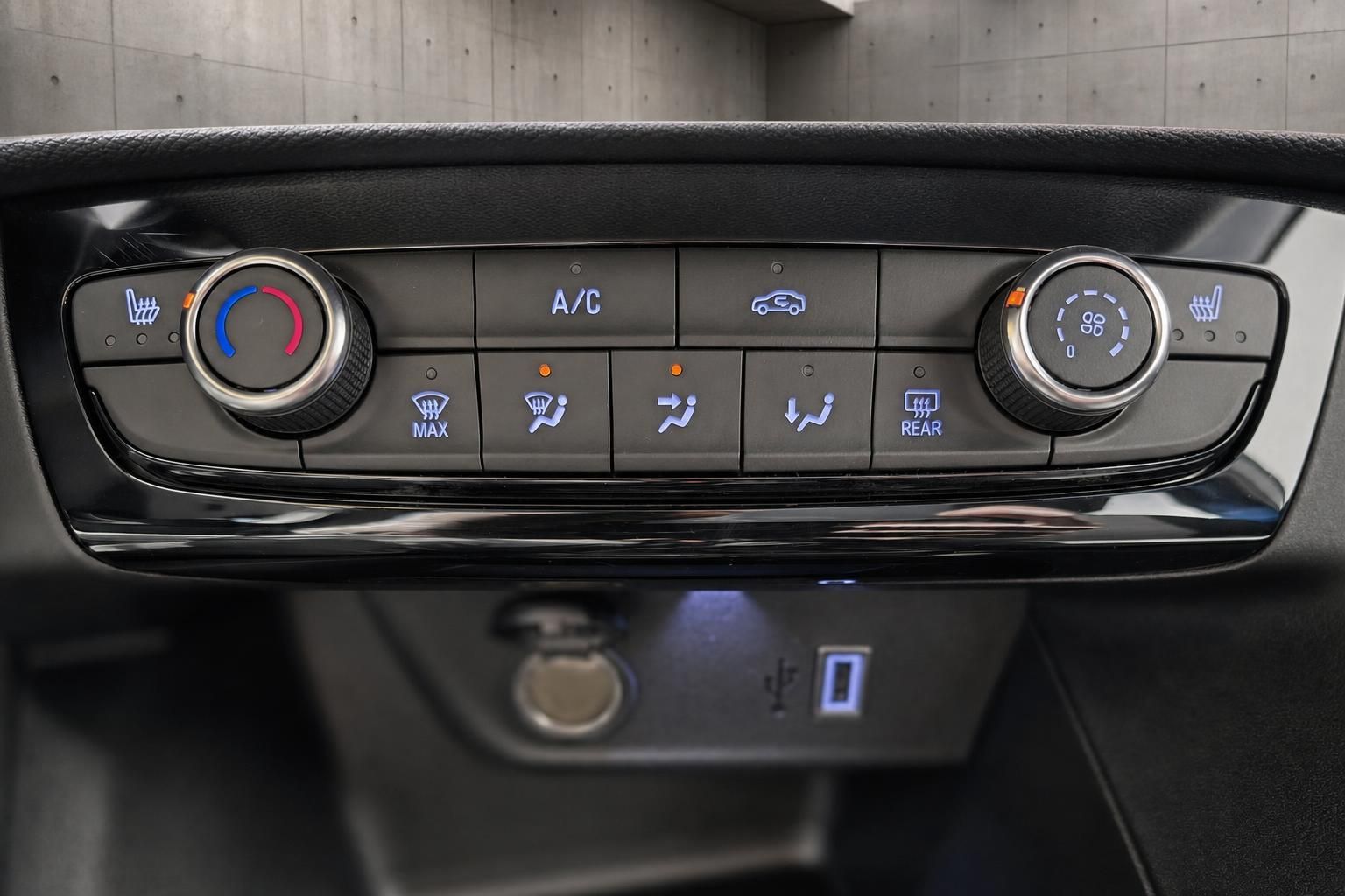 Klimabedienelemente und Sitzheizung Tasten im Opel Innenraum