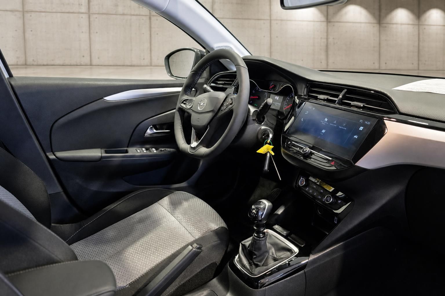 Opel Innenraum mit Lenkrad, Cockpit und Touchscreen im Detail