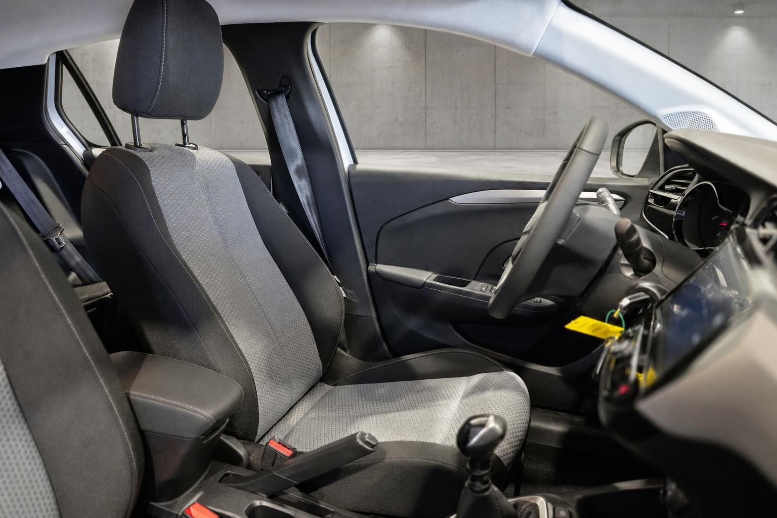 Vordersitze und Lenkrad im Innenraum des Opel Fahrzeugs