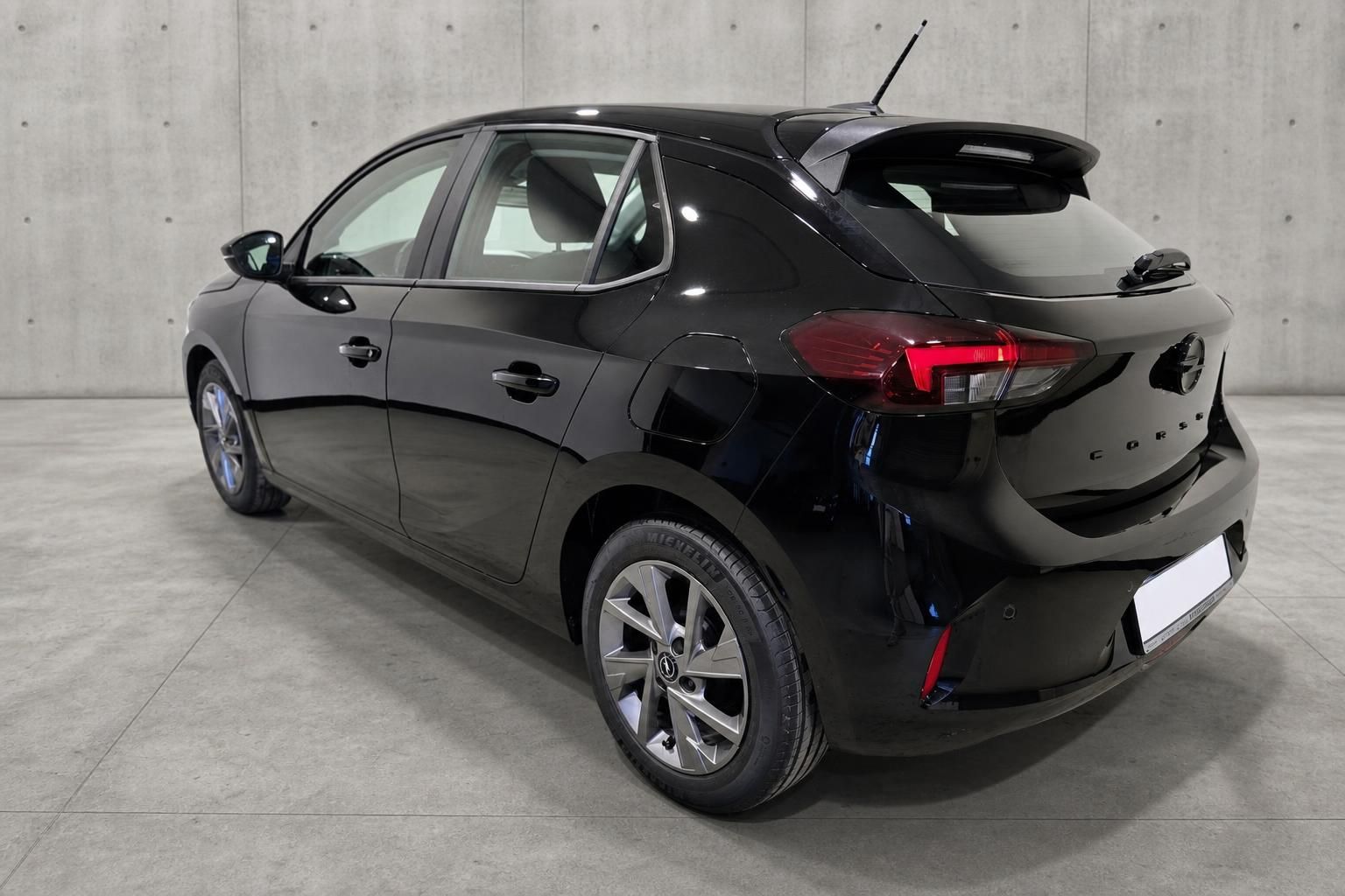 Opel Corsa schwarz Heck schraeg von hinten fotografiert