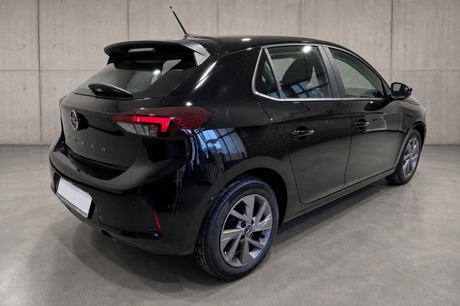 Opel Corsa schwarz Heckansicht seitlich mit Alufelgen