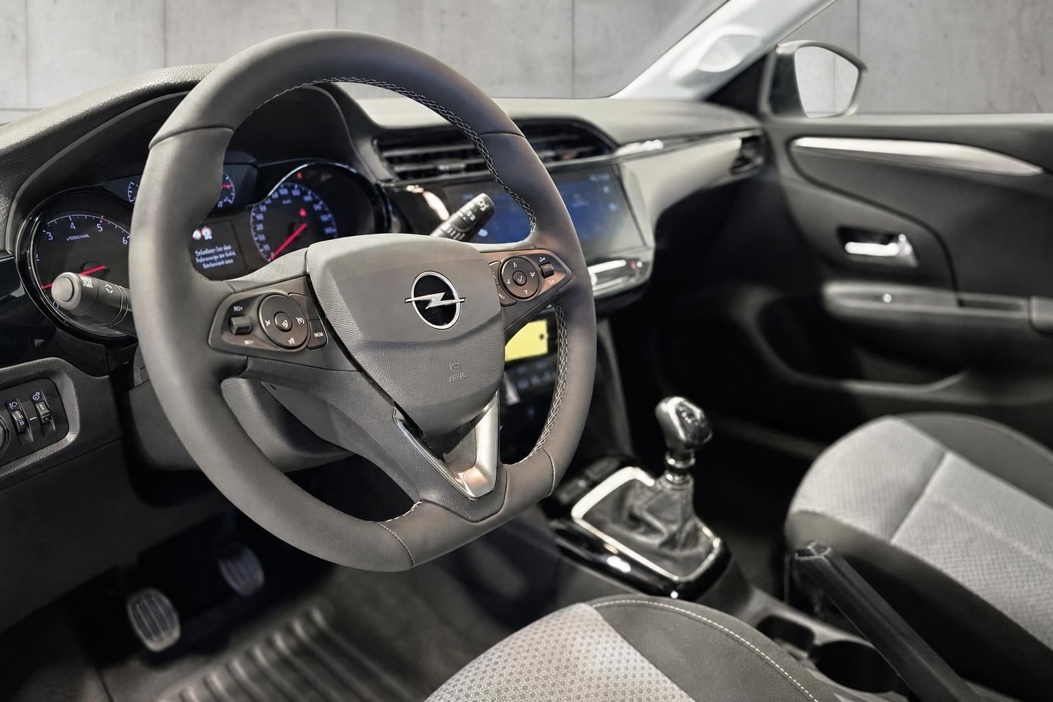 Opel Corsa Innenraum Lenkrad und Cockpit Detailansicht