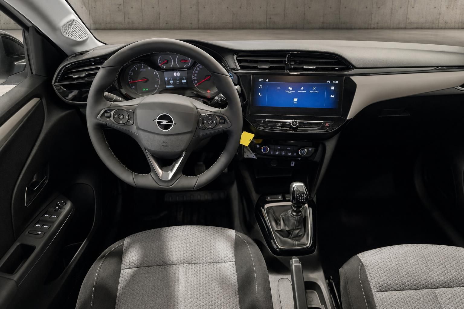 Opel Cockpit mit Lenkrad, Digitaltacho und Touchscreen Infotainment