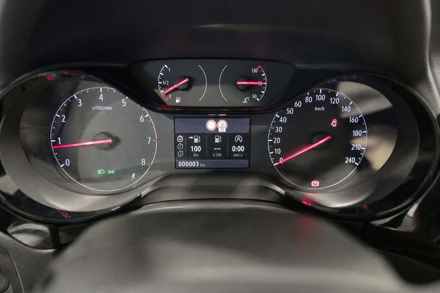 Digitales Kombiinstrument mit Tacho, Drehzahlmesser und Bordcomputer