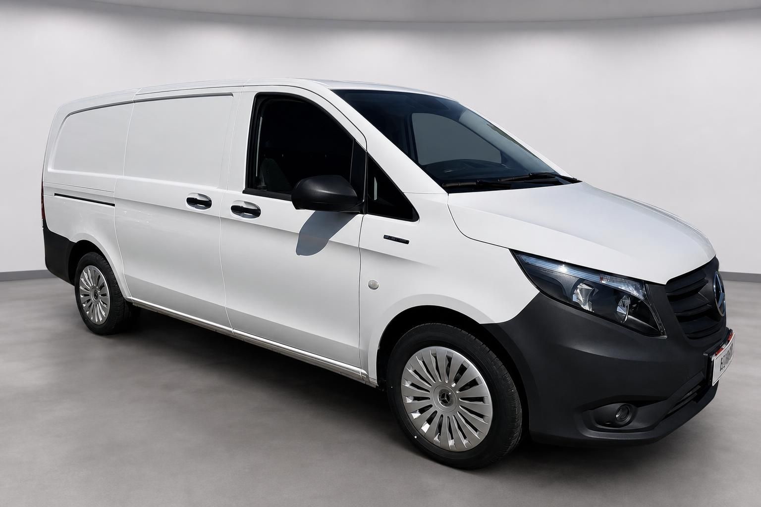 Mercedes-Benz Vito Kastenwagen weiß, Frontansicht seitlich im Studio