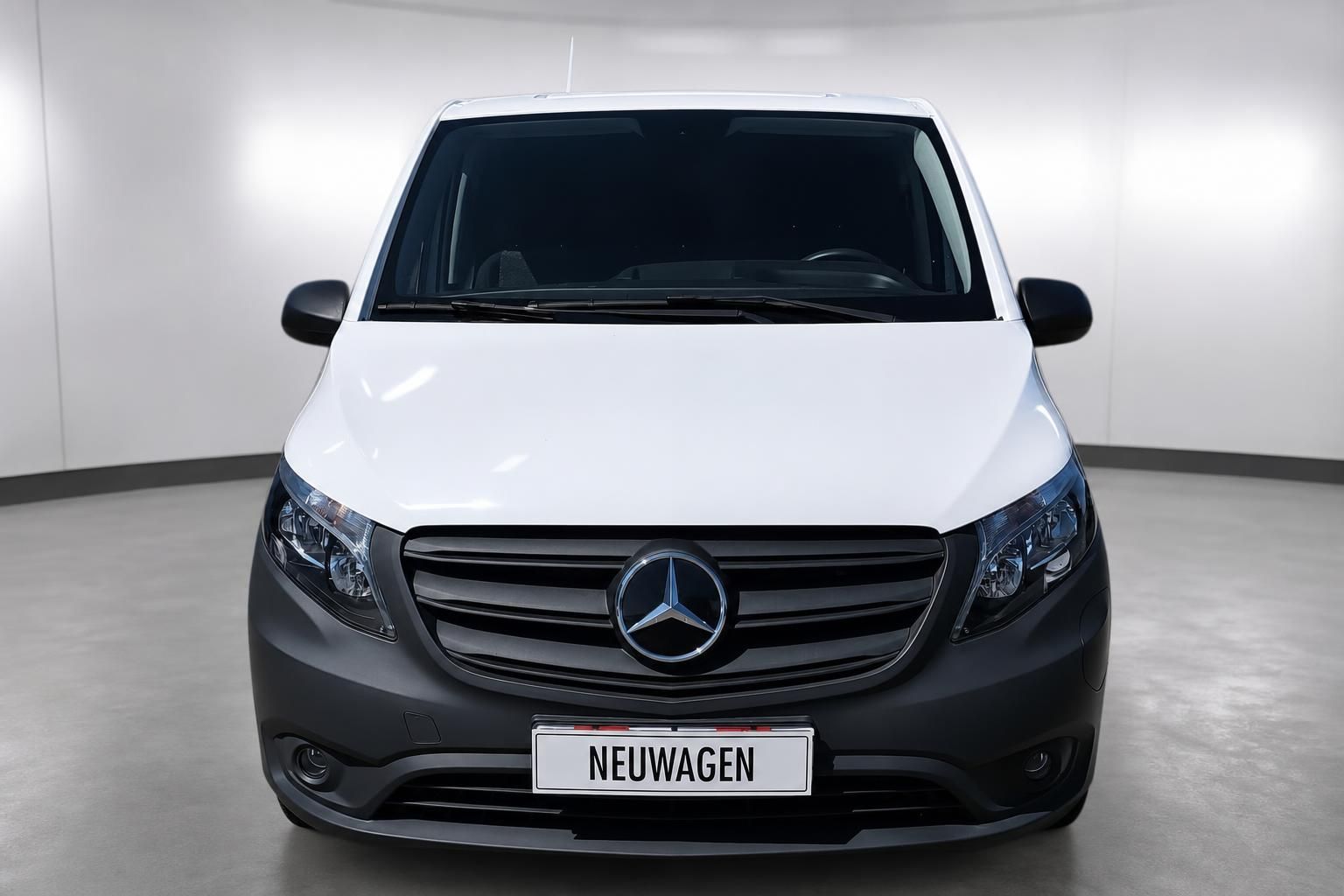 Mercedes-Benz eVito Transporter weiß, Frontansicht mit Kennzeichen Neuwagen