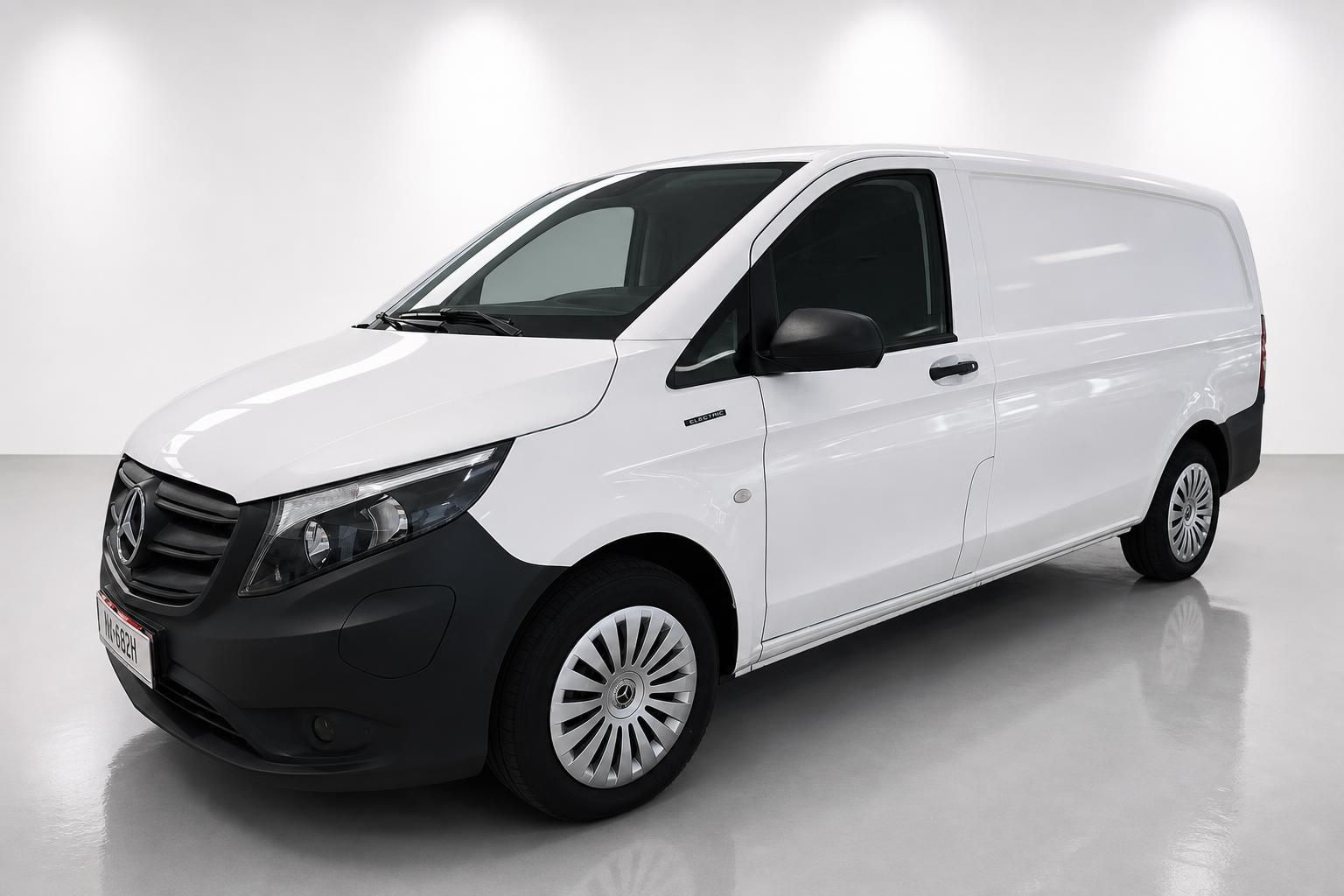 Mercedes-Benz Vito Electric weiß, Frontansicht im Fotostudio