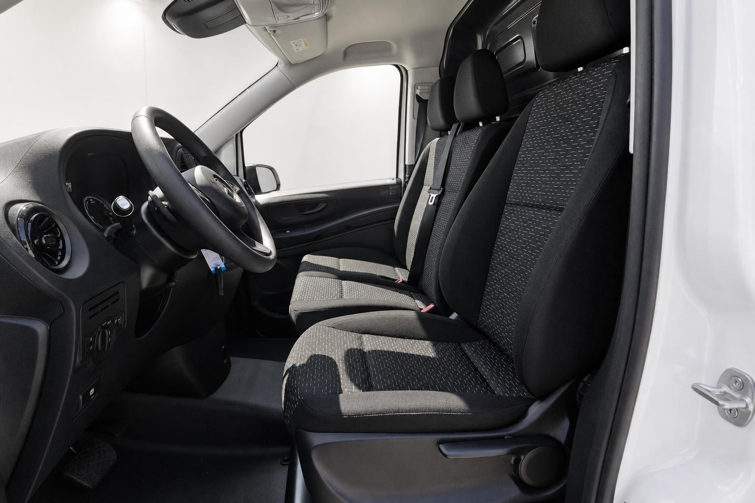 Mercedes-Benz Vito Innenraum, Vordersitze und Cockpit Detailansicht