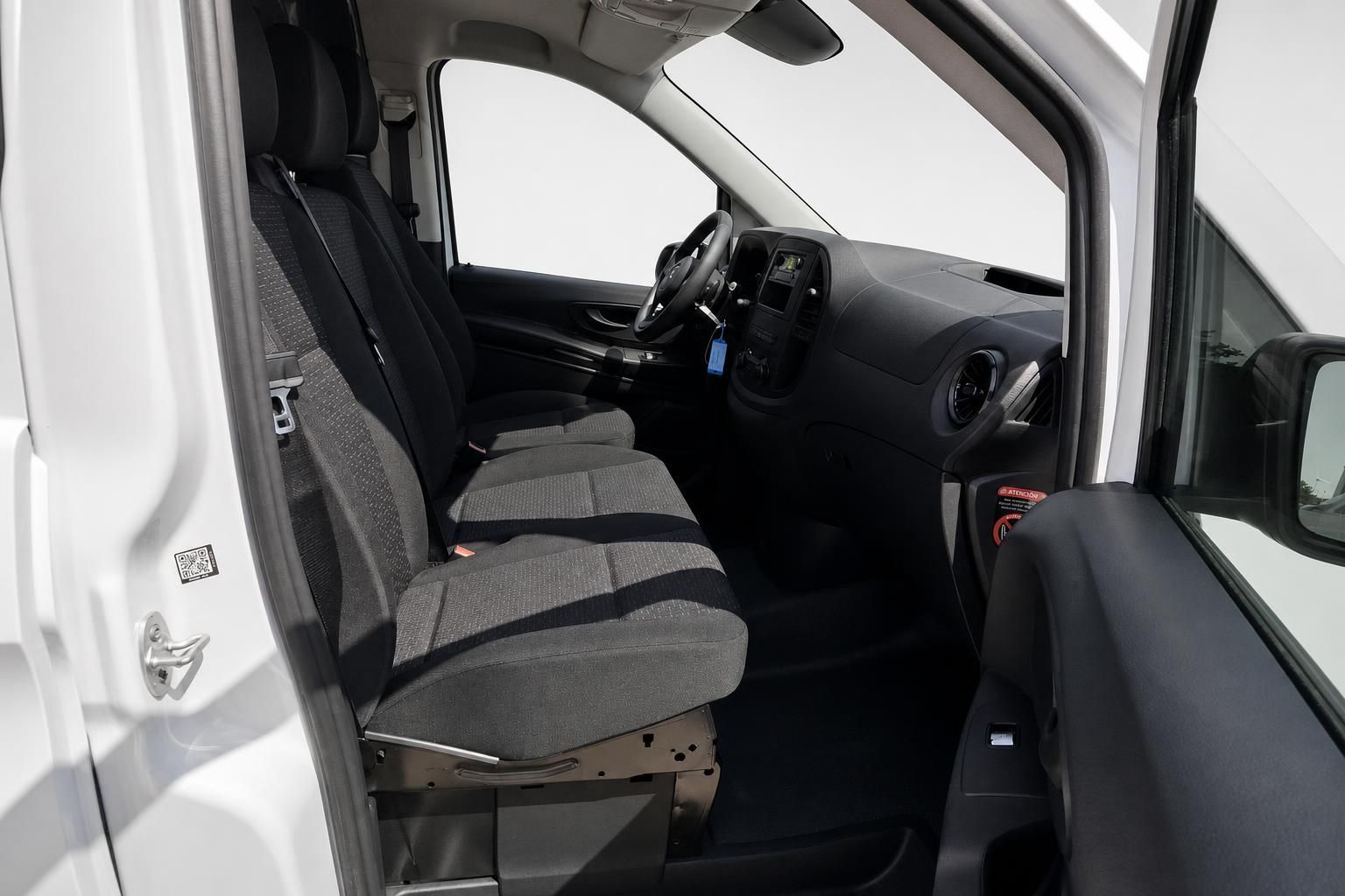 Mercedes-Benz Vito Innenraum mit Blick auf Fahrersitz und Armaturenbrett