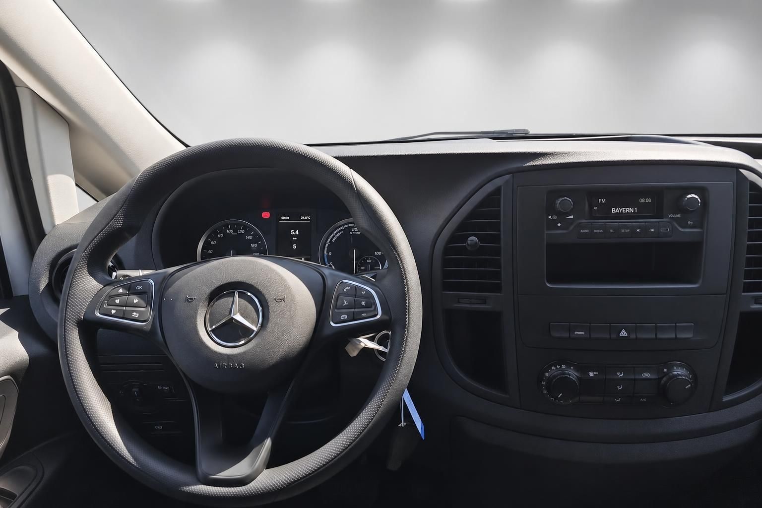 Mercedes-Benz Vito Lenkrad und Cockpit mit Radio, Detailansicht Interieur
