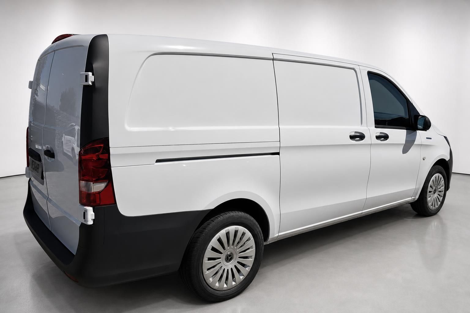 Mercedes-Benz eVito Kastenwagen weiß, Heckansicht schräg im Studio