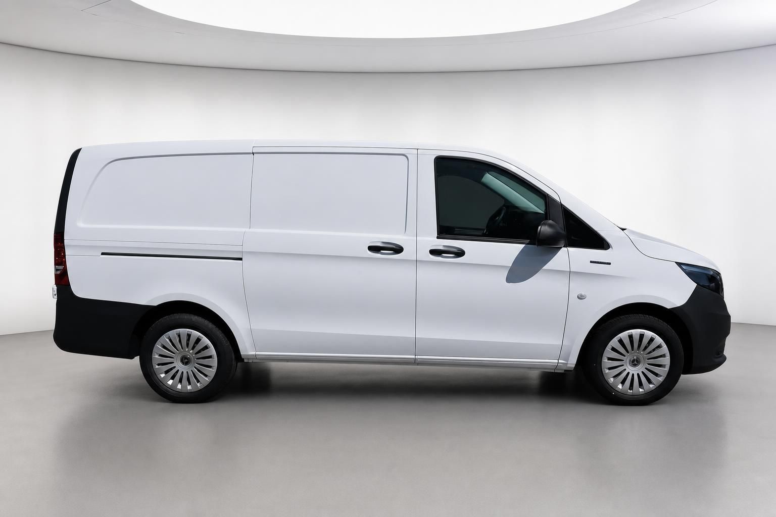 Mercedes-Benz eVito Kastenwagen weiß, Seitenansicht im Studio