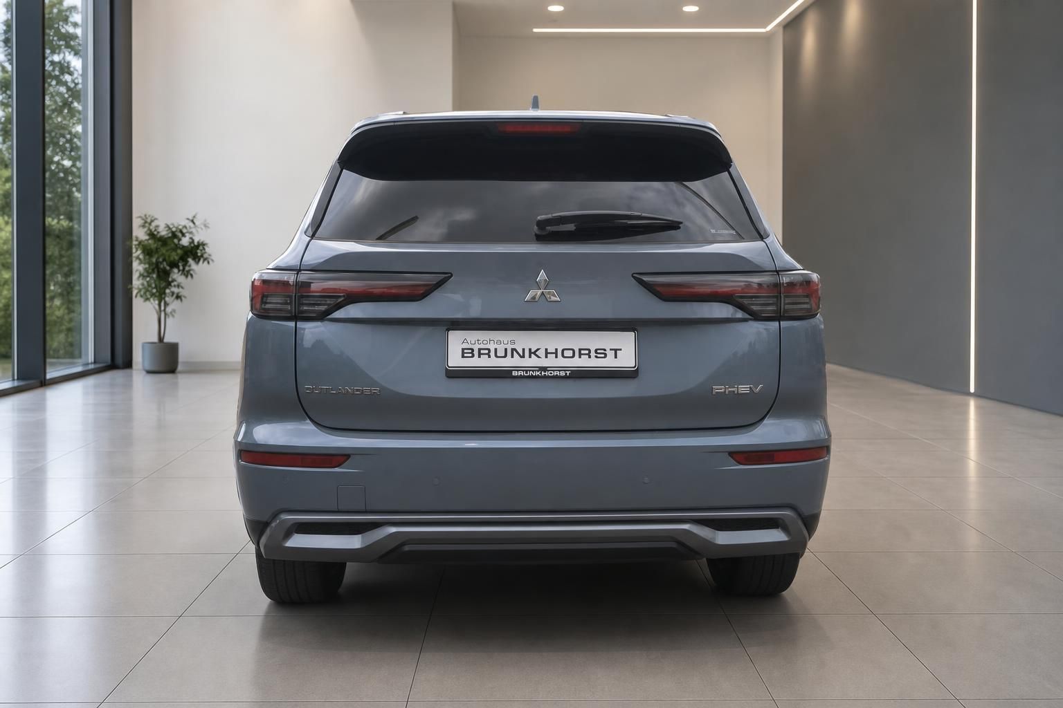 Mitsubishi Outlander PHEV Heckansicht grau im Autohaus Brunkhorst