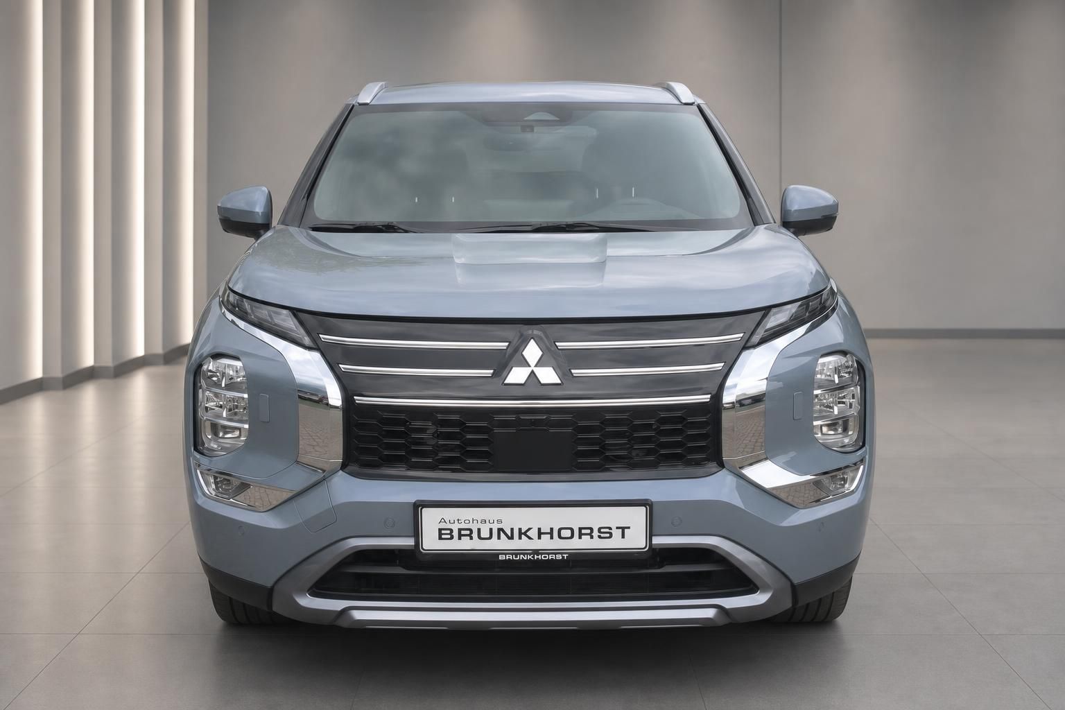 Mitsubishi Outlander PHEV Frontansicht mit Kühlergrill und Scheinwerfern
