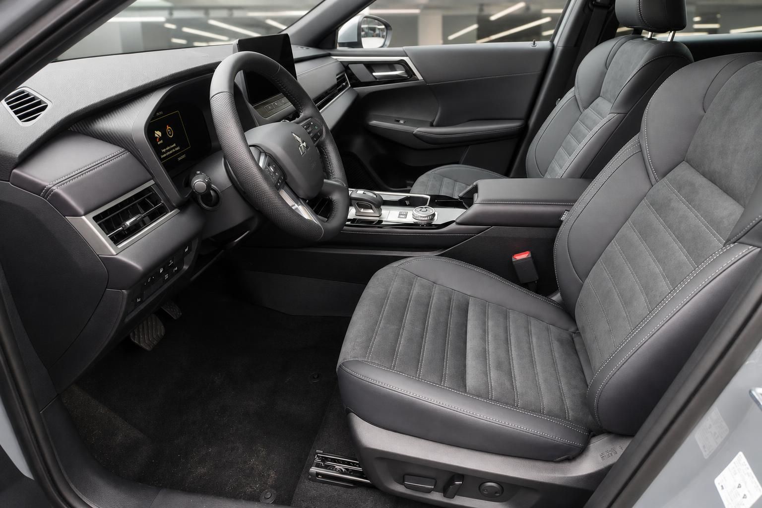 Mitsubishi Outlander Innenraum mit Ledersitzen und Cockpit im Detail