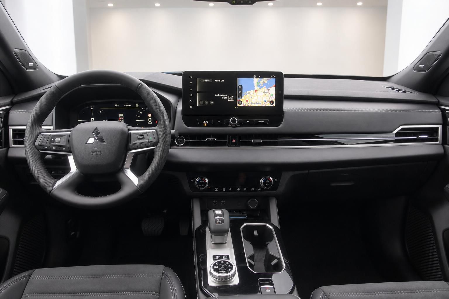 Mitsubishi Outlander Cockpit mit Navigationssystem und Lenkrad im Detail