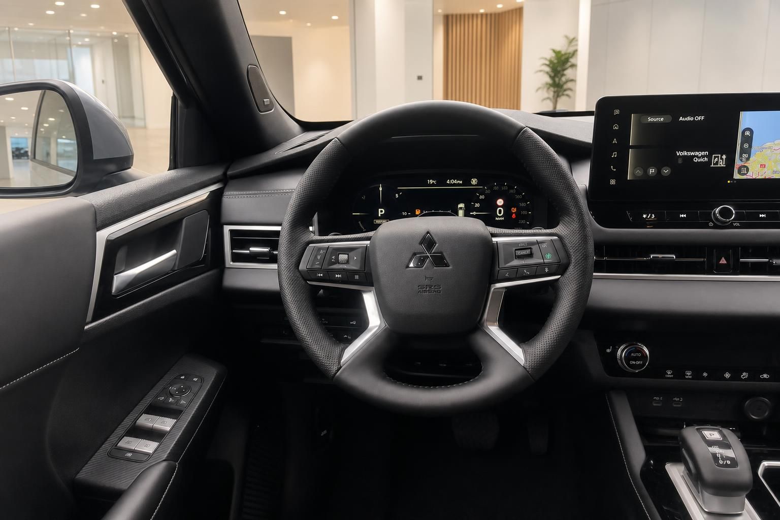 Mitsubishi Cockpit mit Lenkrad und digitalem Tacho im Detail