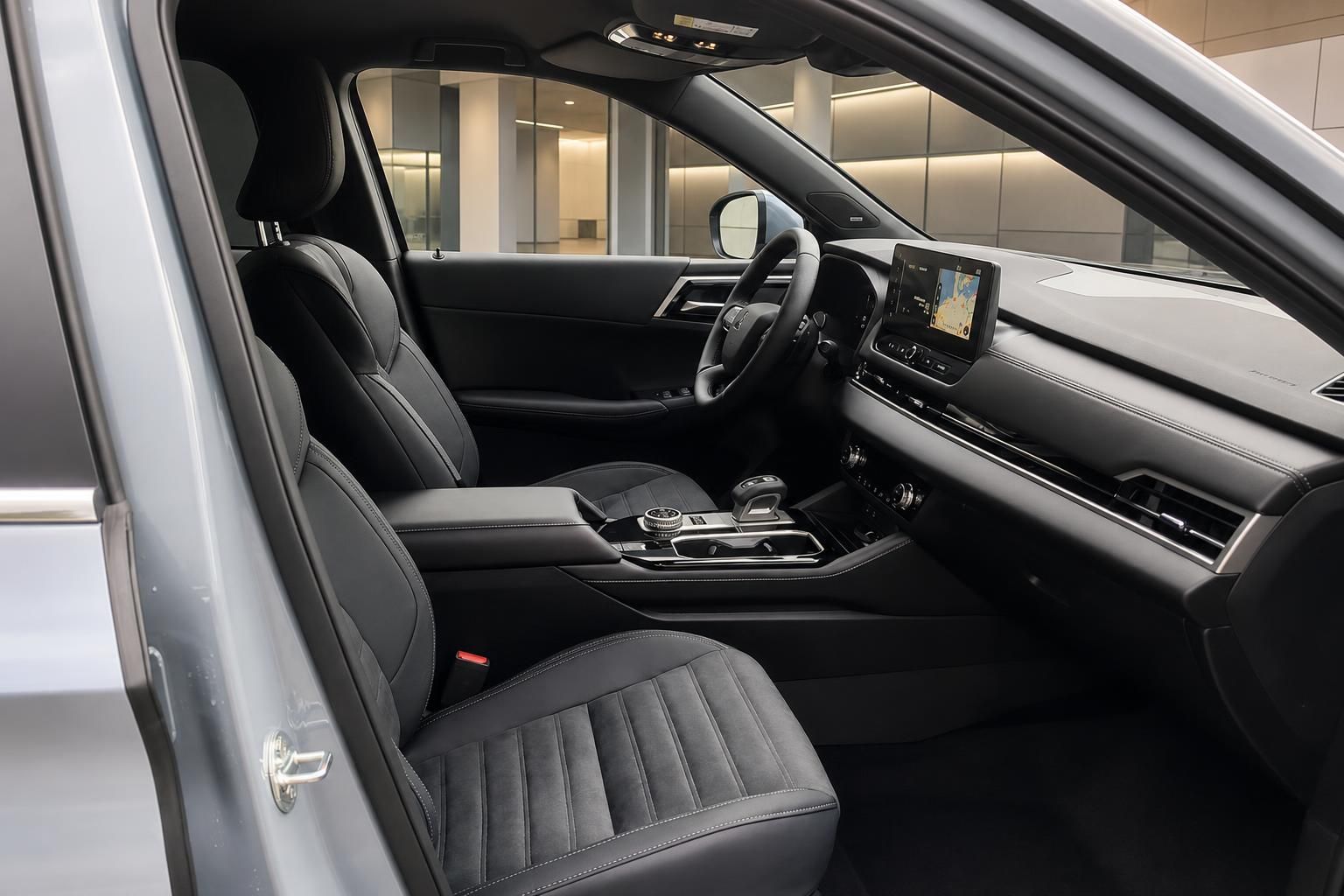 Vordersitze und Mittelkonsole im Interieur eines SUV