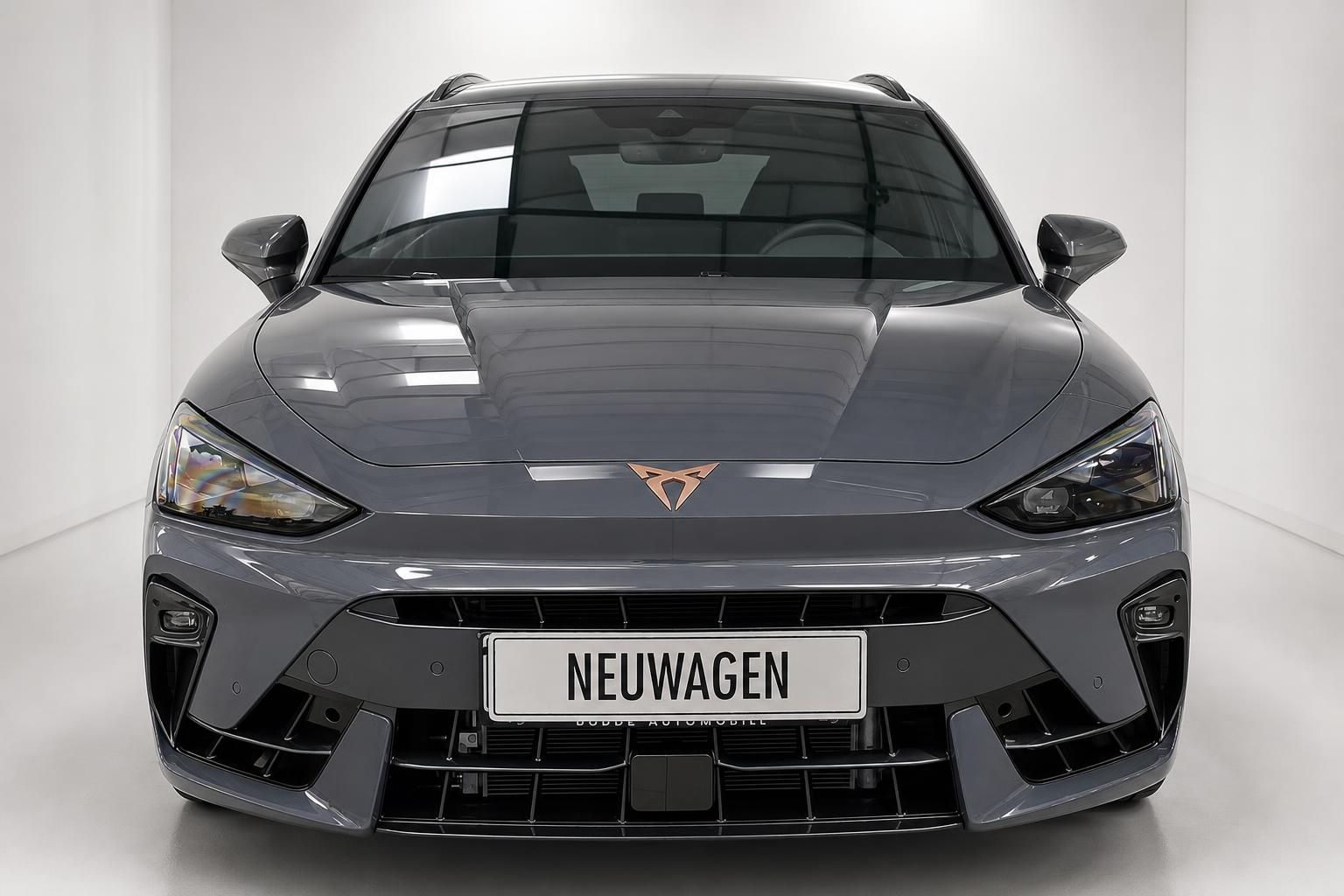 Cupra Kombi Neuwagen, Frontansicht mit Kühlergrill und Logo