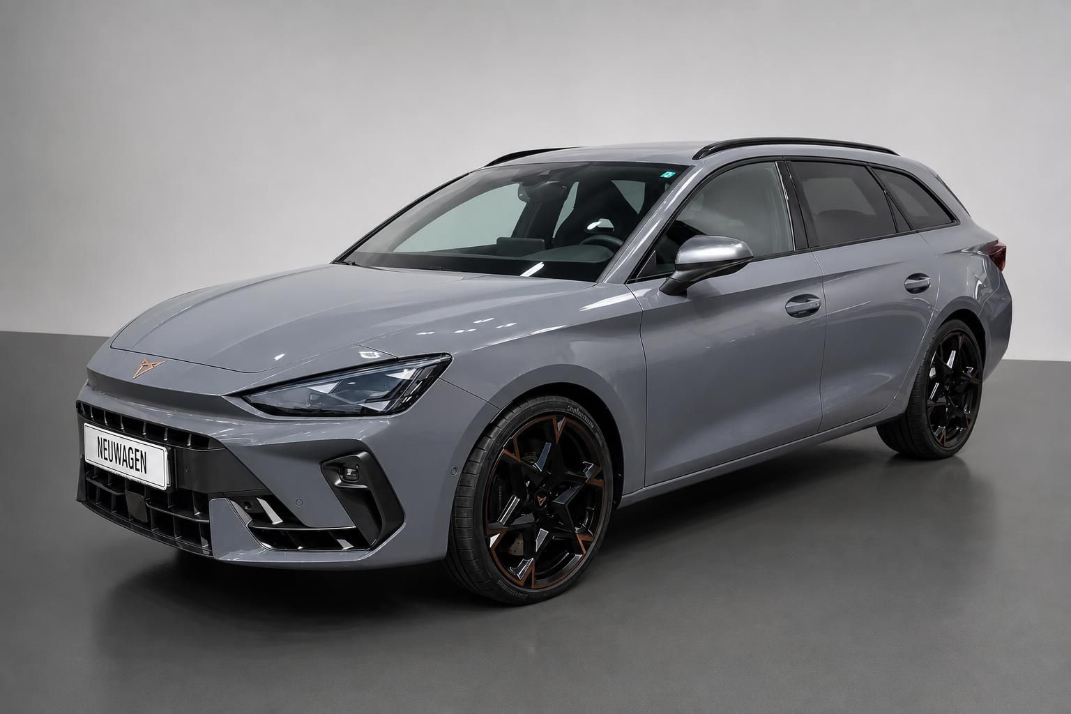 Cupra Kombi in Grau, Seitenansicht schräg vorne, Neuwagen