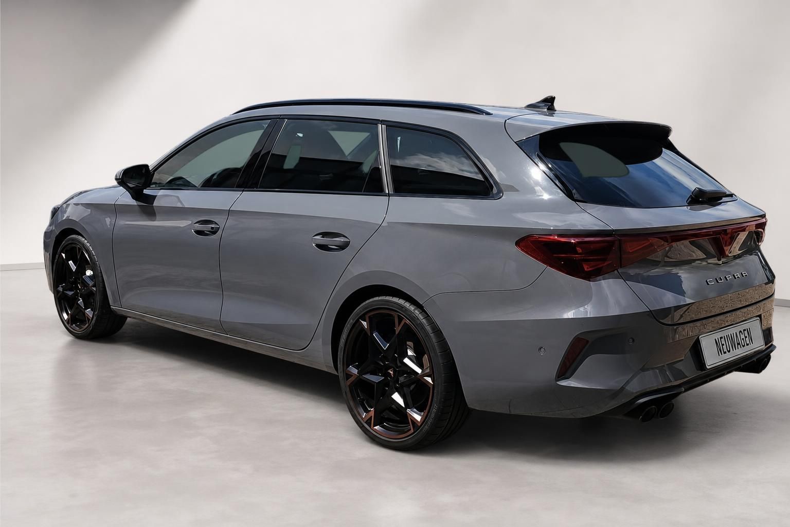 Cupra Kombi in Grau, Heckansicht schräg, Neuwagen im Studio