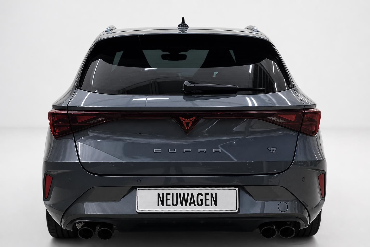 Cupra Kombi grau Heckansicht mit Rueckleuchten und Neuwagen-Kennzeichen