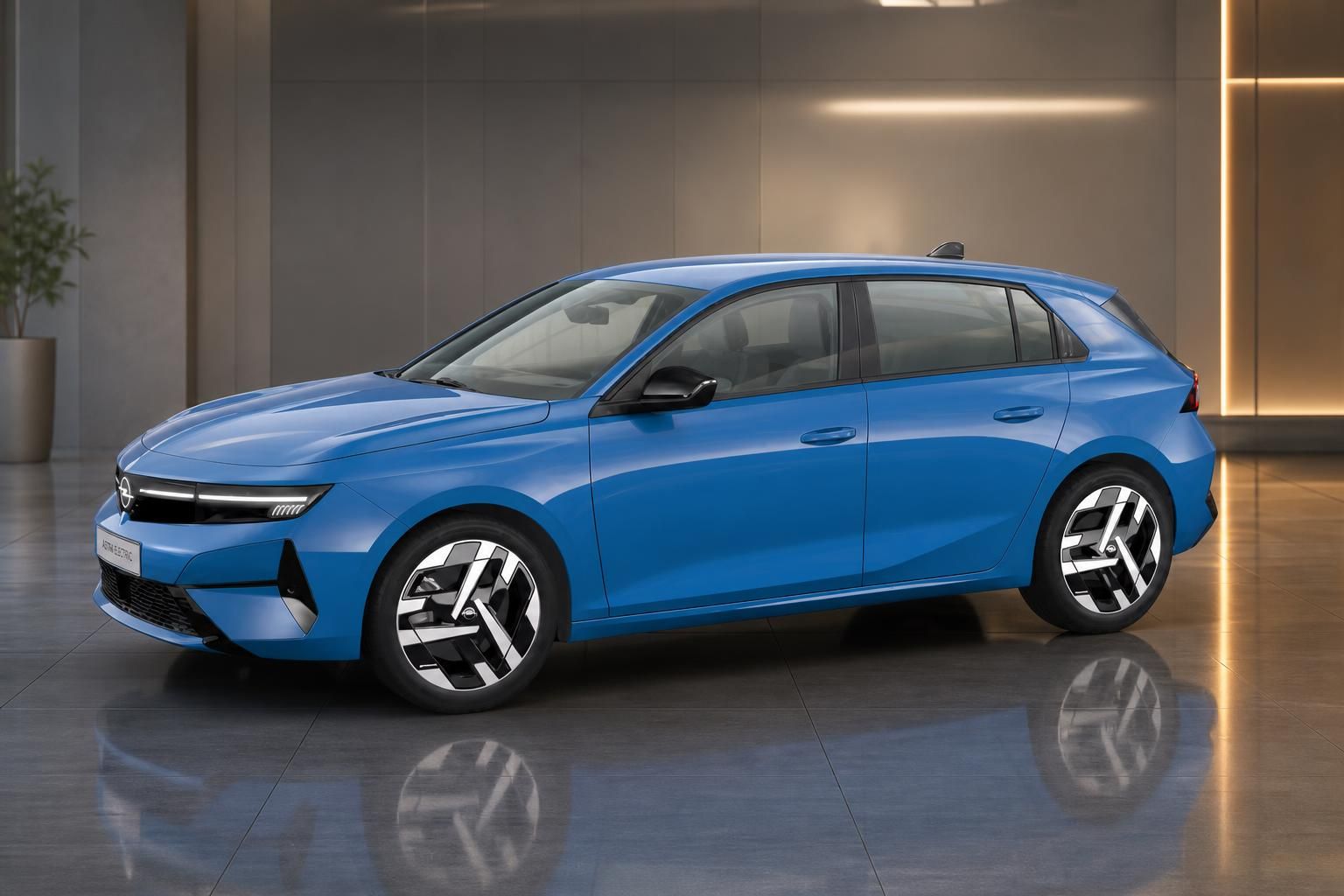 Opel Astra Electric blau, Seitenansicht in edler Fahrzeughalle