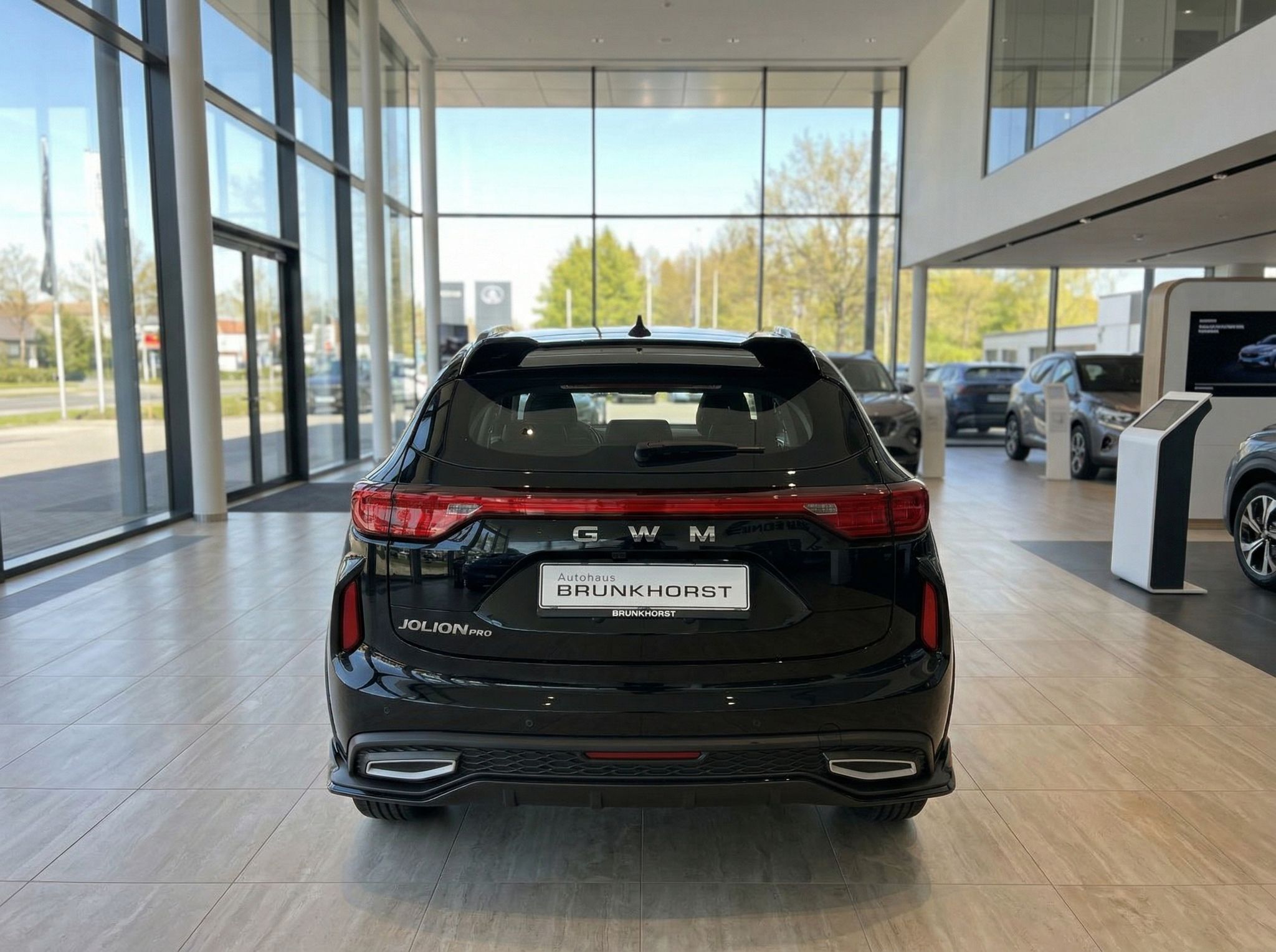 Schwarzer GWM Jolion Pro SUV Heckansicht im Autohaus mit LED-Rückleuchten