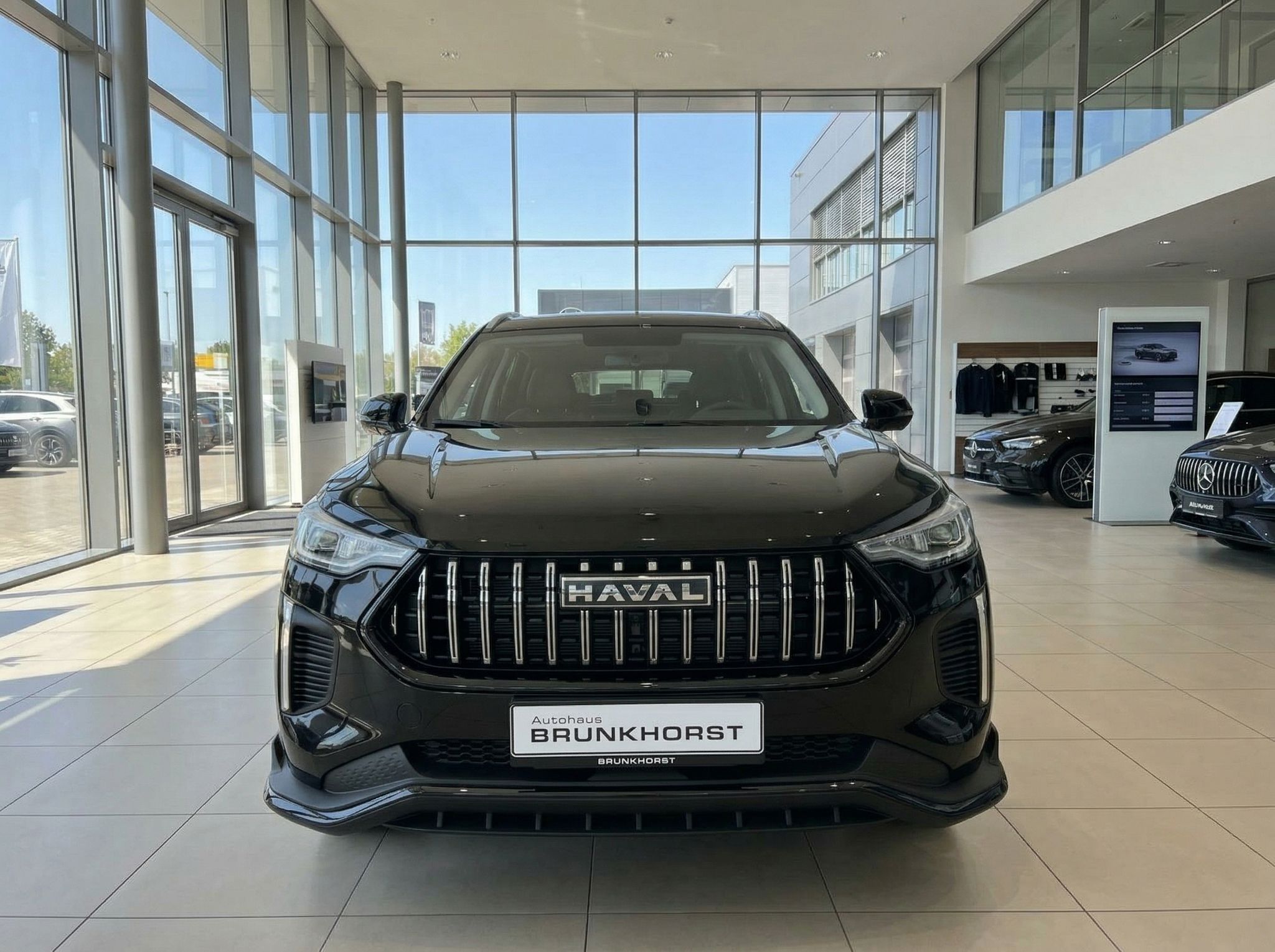 Schwarzer Haval SUV Frontansicht im modernen Autohaus Showroom mit Glasfassade