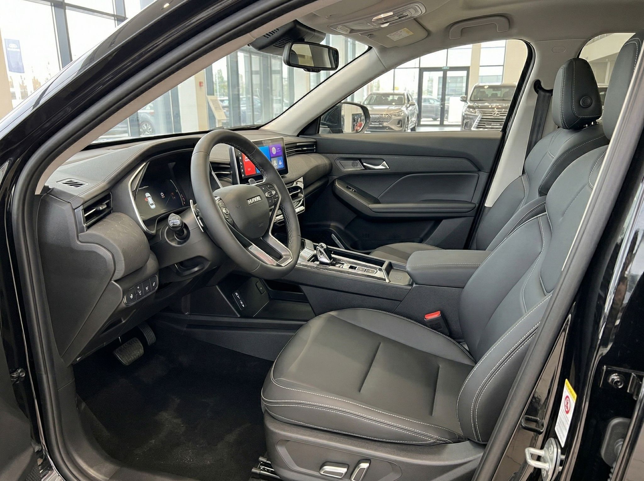 Schwarzer Haval SUV Innenraum mit grauem Leder, Touchscreen und modernem Cockpit