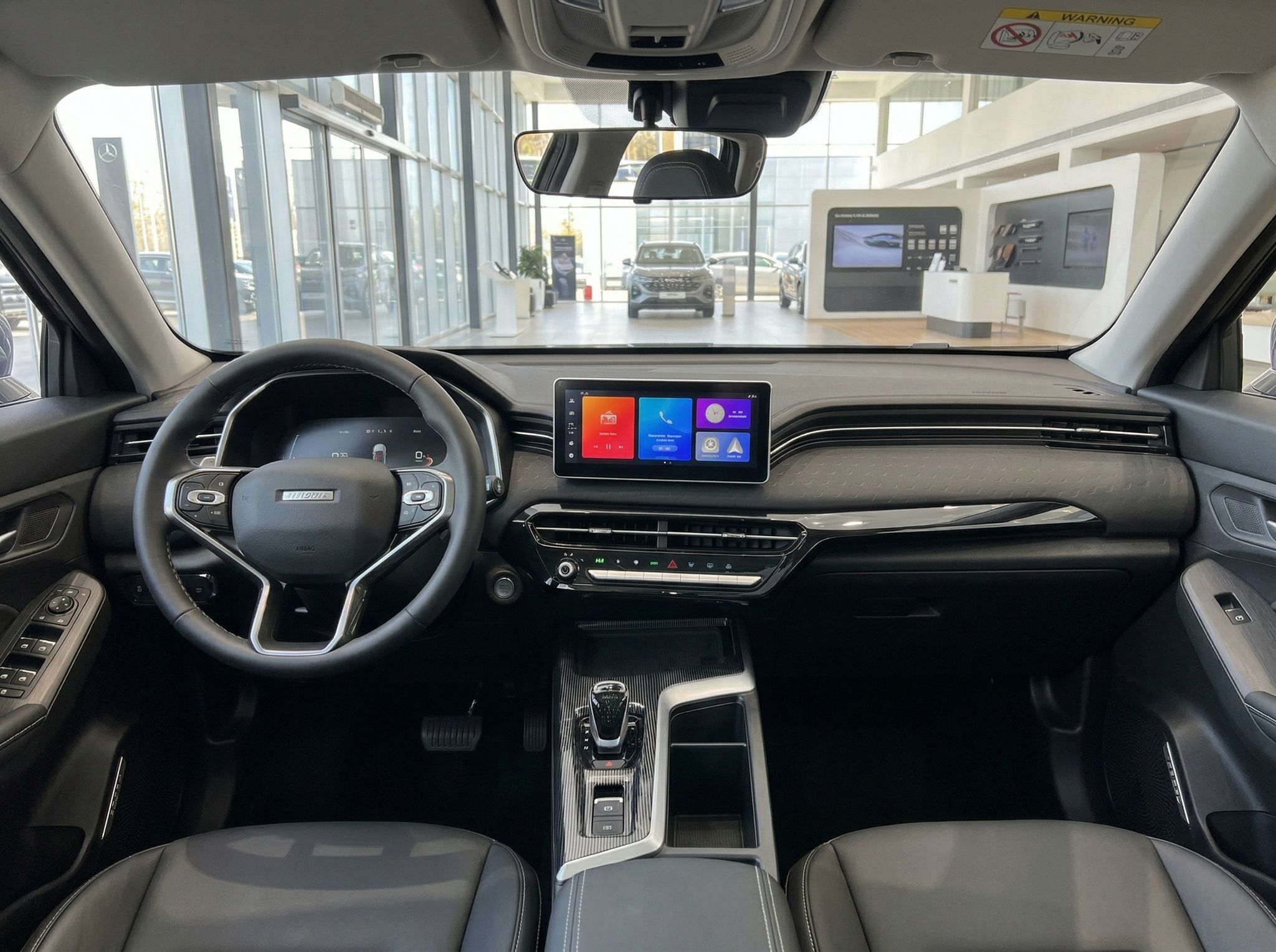 Fahrzeug Innenraum mit modernem Dashboard, Touchscreen und Lederausstattung im Autohaus